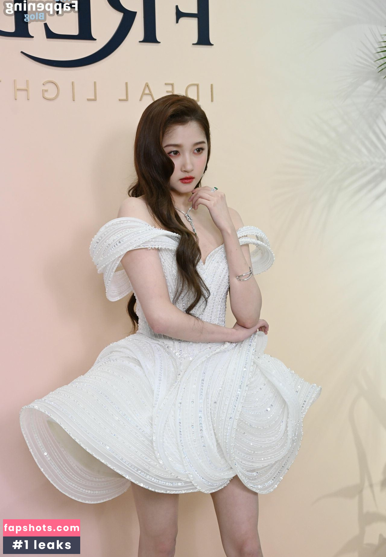 Guan Xiaotong gallery photo #12