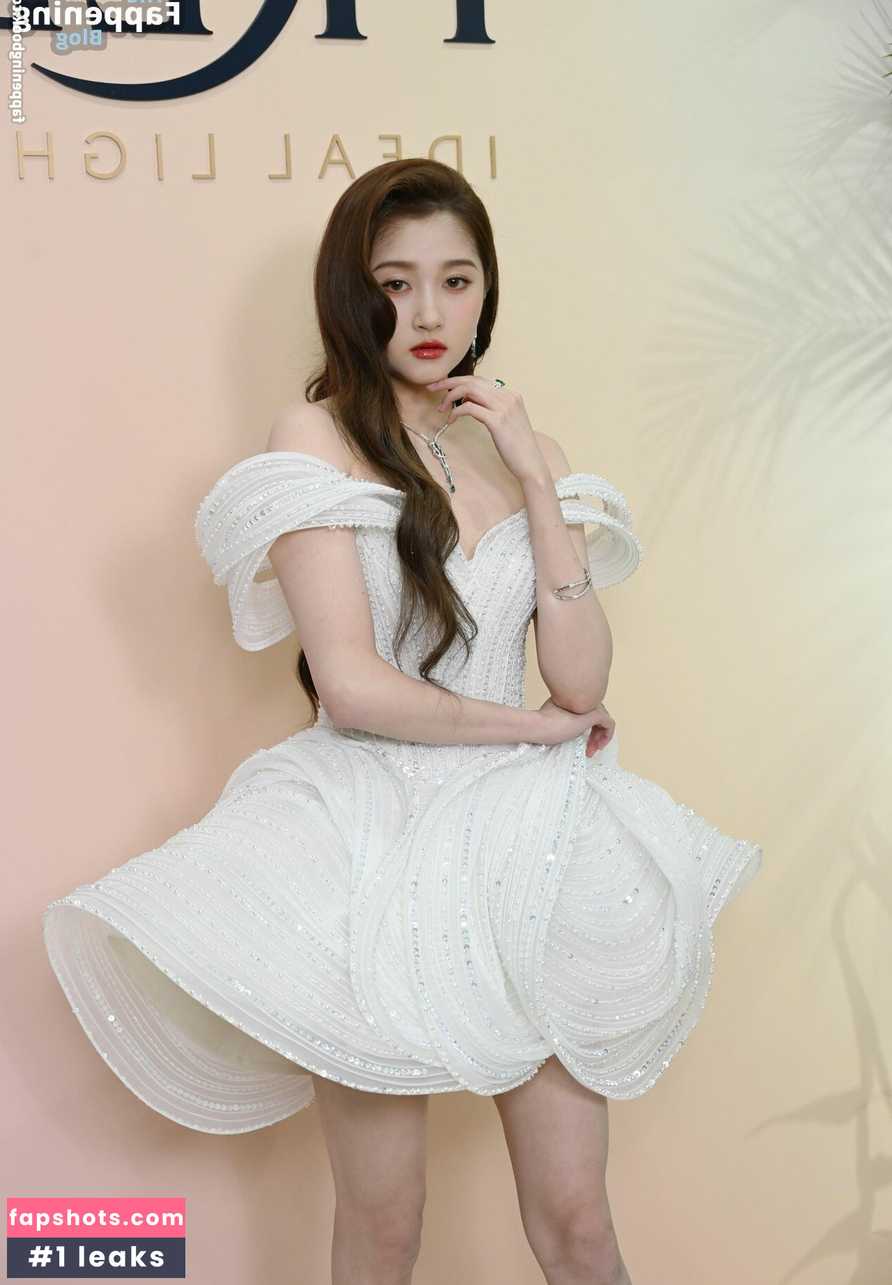 Guan Xiaotong gallery photo #13