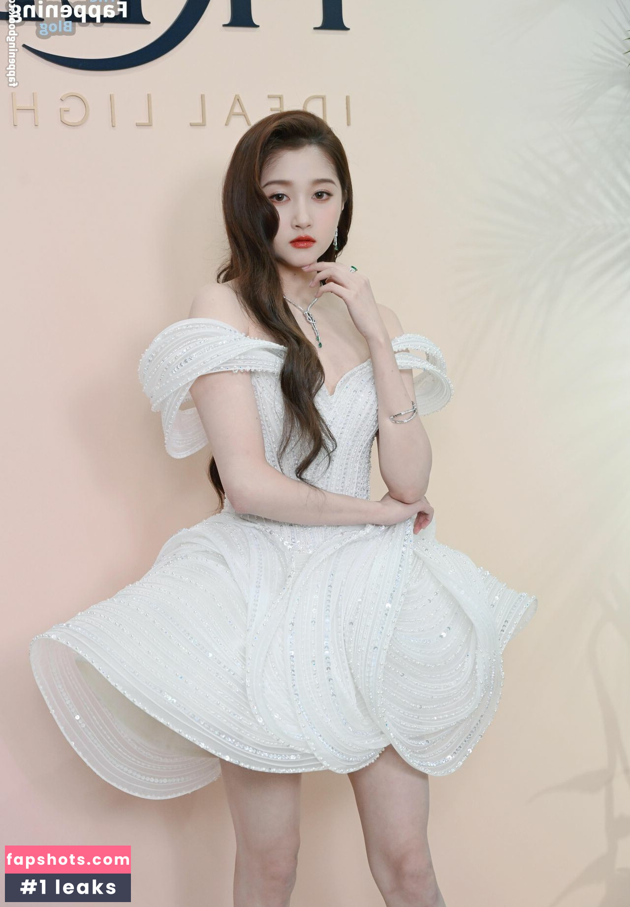 Guan Xiaotong gallery photo #15