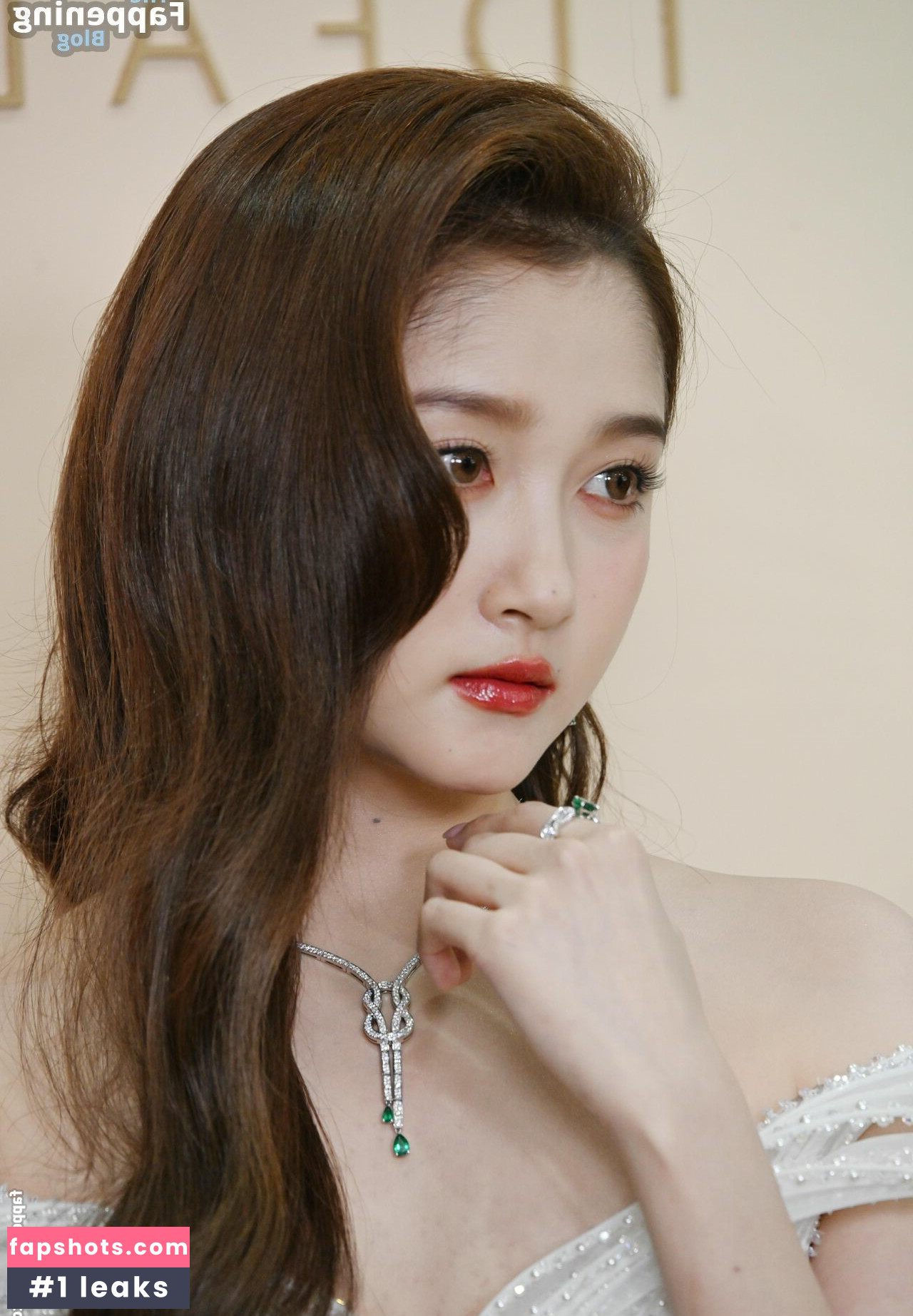 Guan Xiaotong gallery photo #16