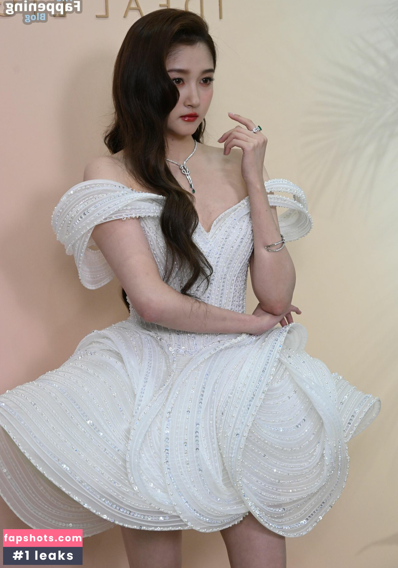 Guan Xiaotong gallery photo #17