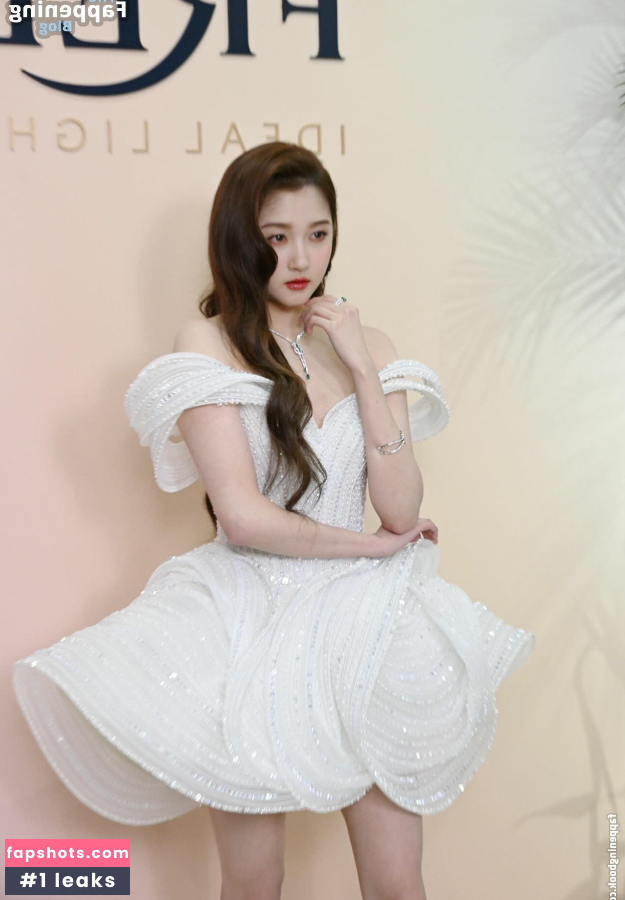 Guan Xiaotong gallery photo #19