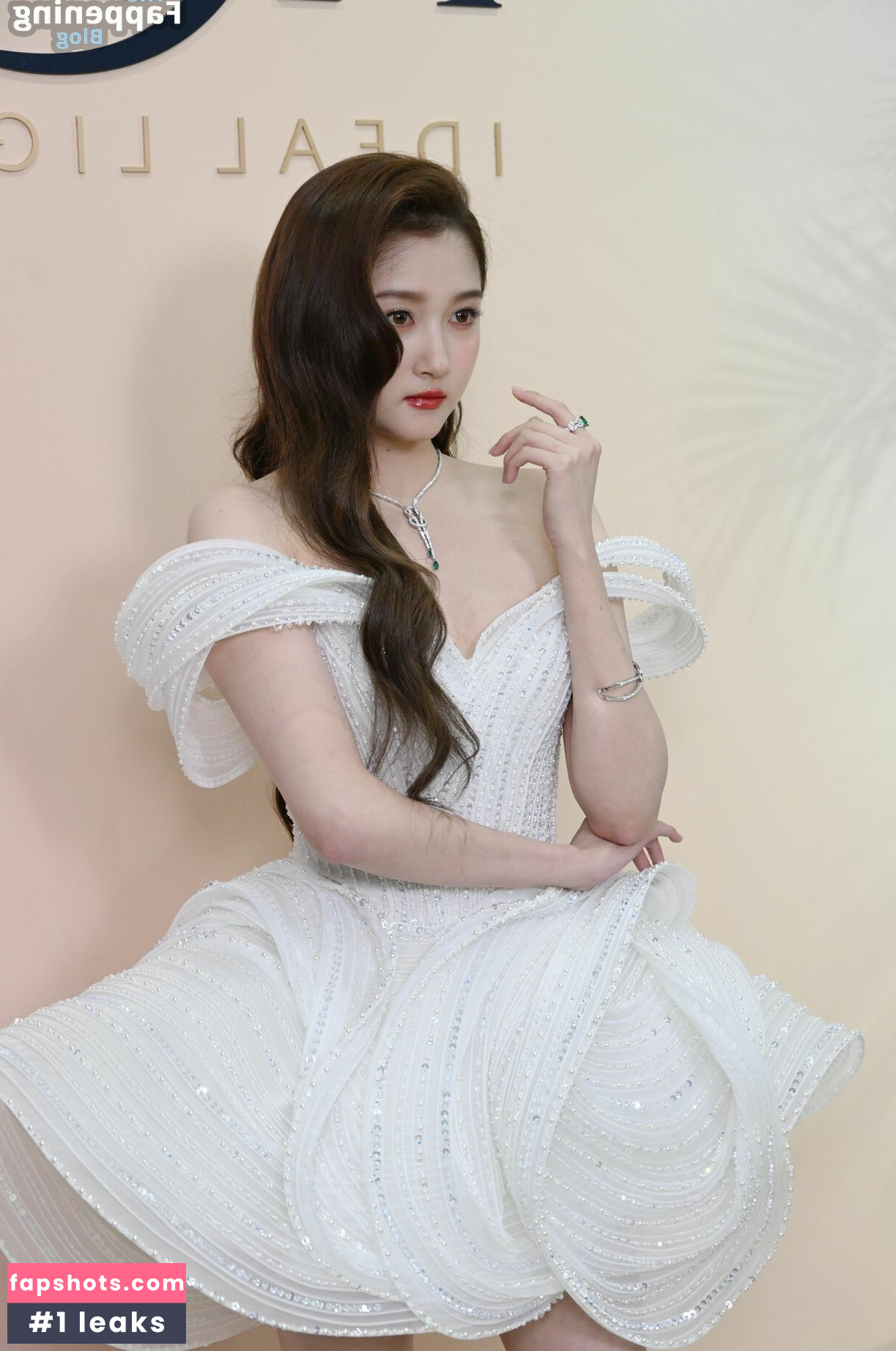 Guan Xiaotong gallery photo #20