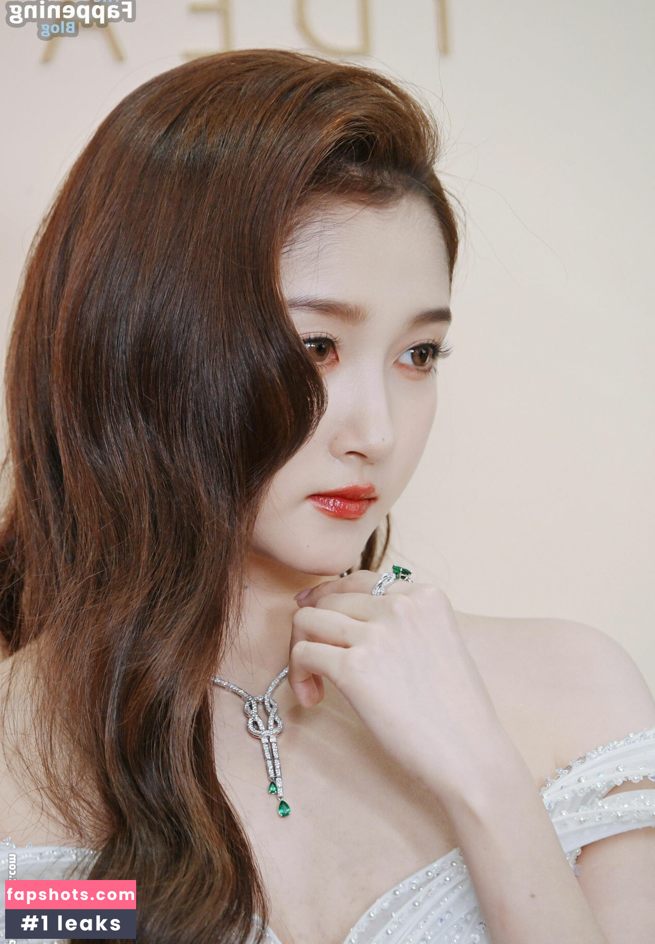 Guan Xiaotong gallery photo #3