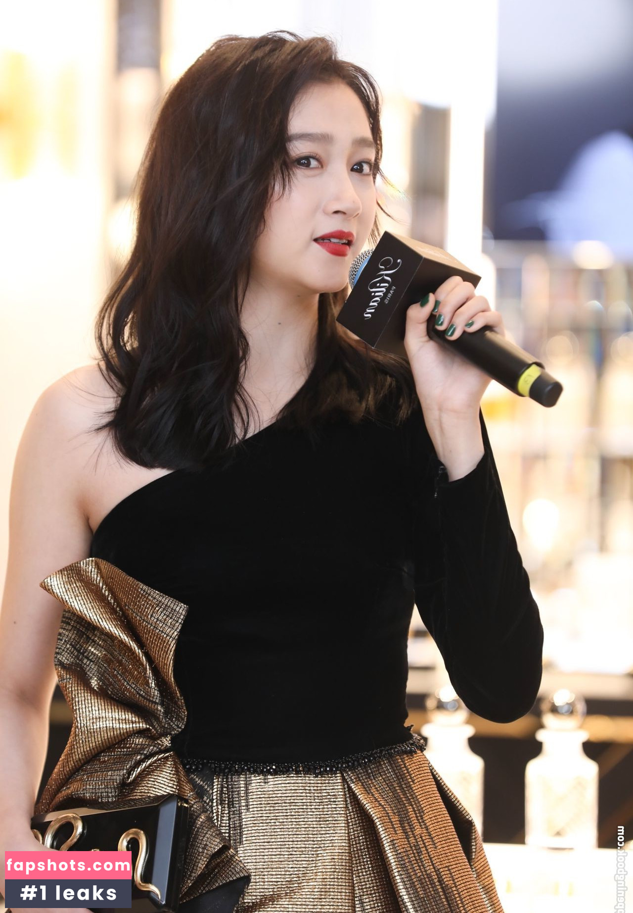 Guan Xiaotong gallery photo #22