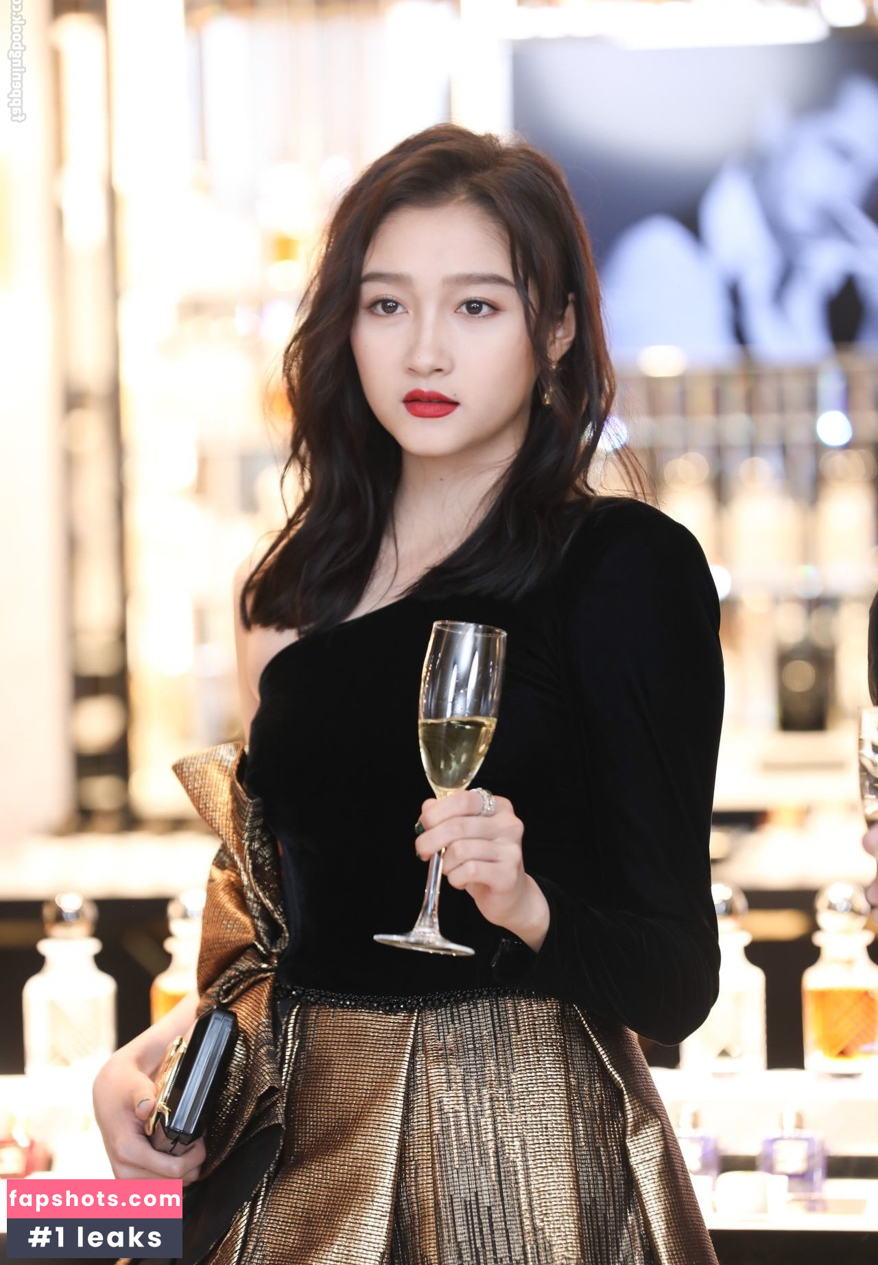 Guan Xiaotong gallery photo #25