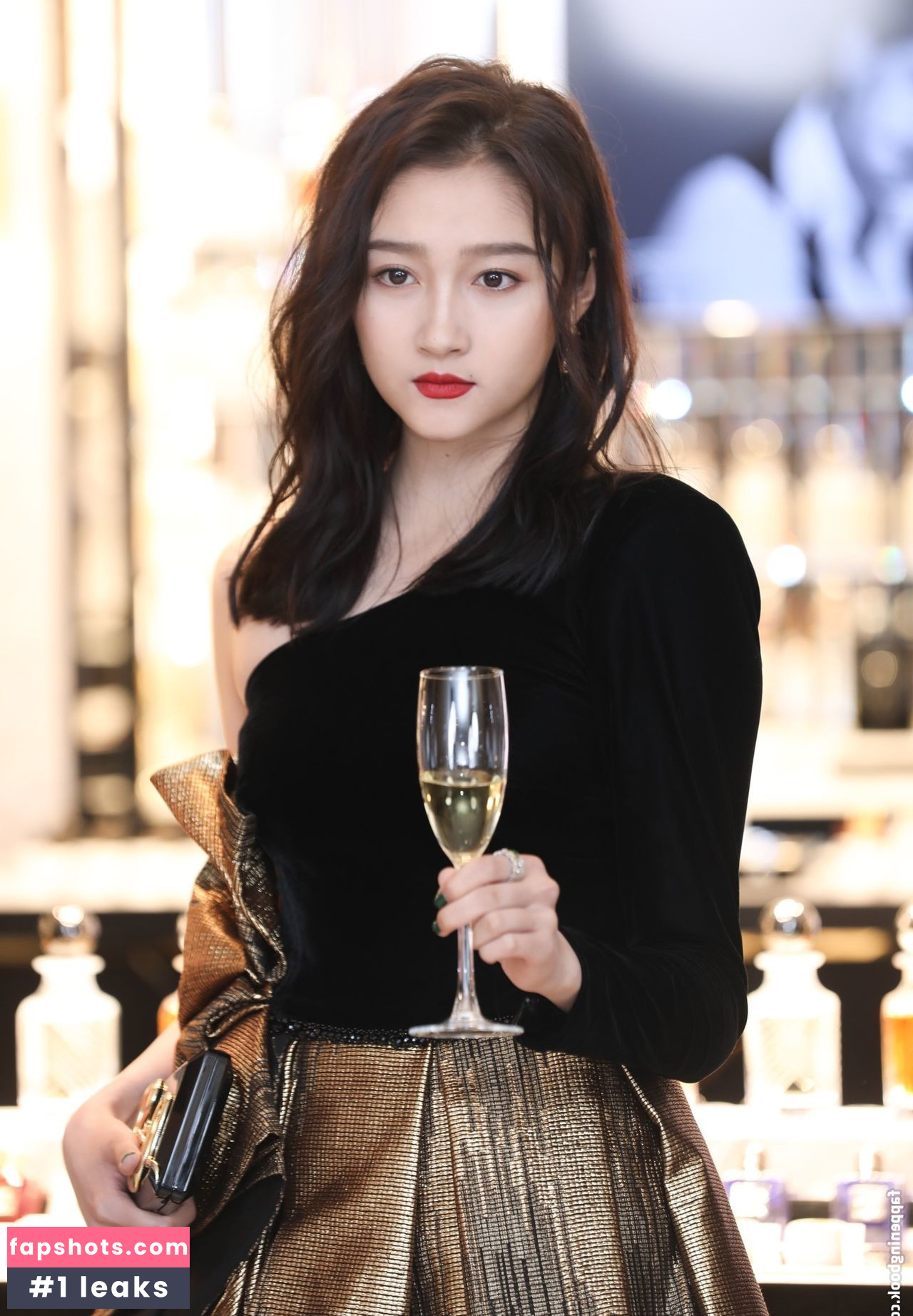 Guan Xiaotong gallery photo #26