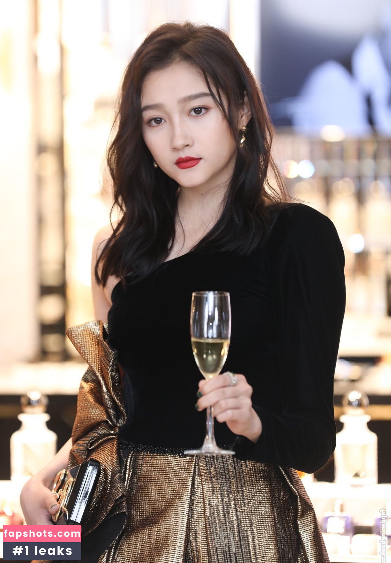 Guan Xiaotong gallery photo #27