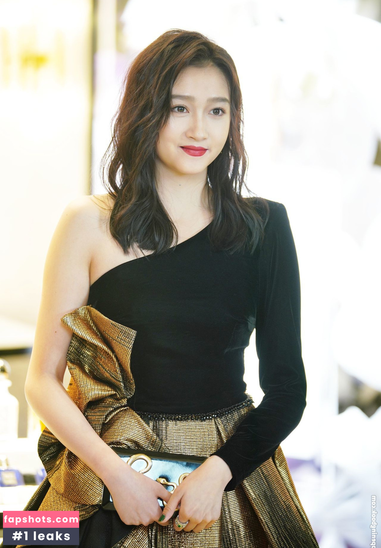 Guan Xiaotong gallery photo #36