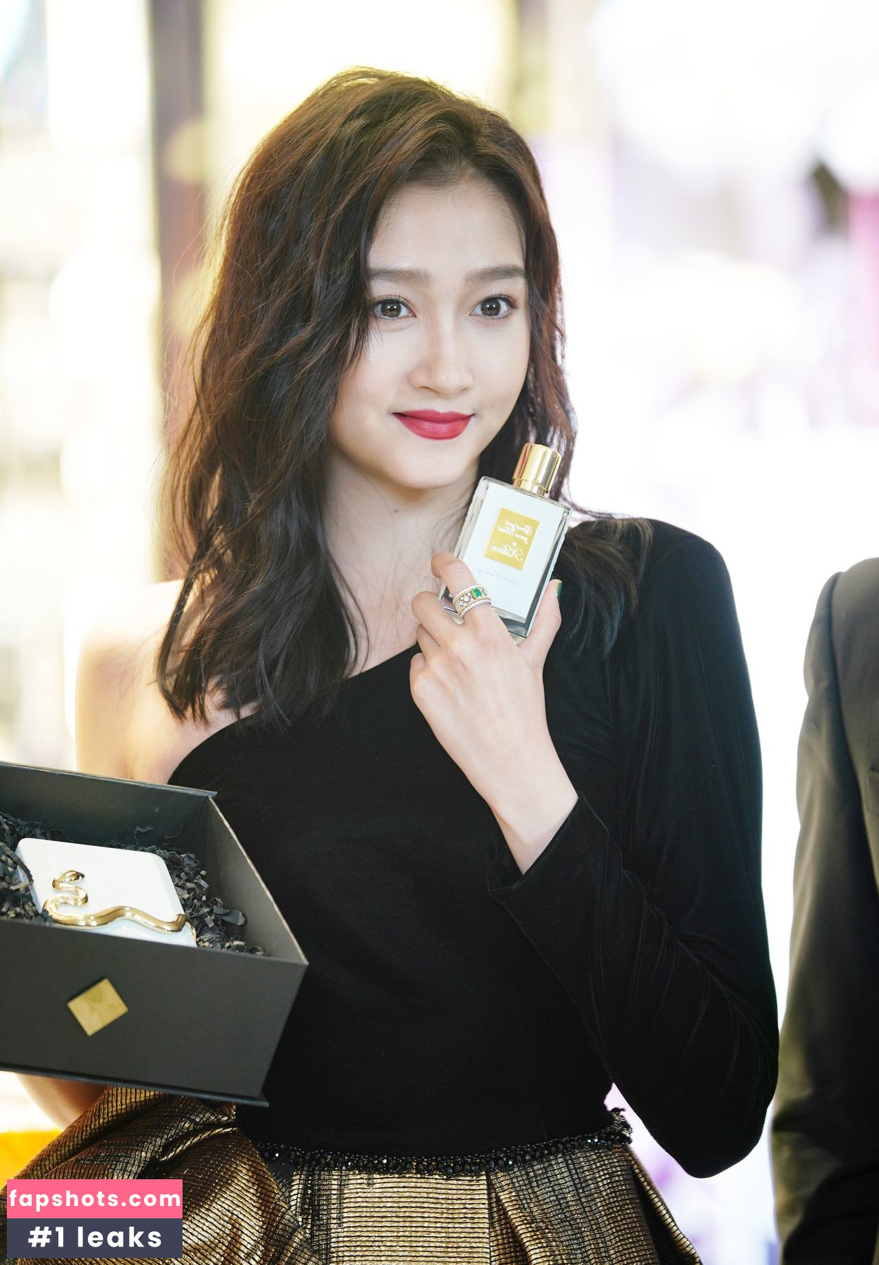 Guan Xiaotong gallery photo #38