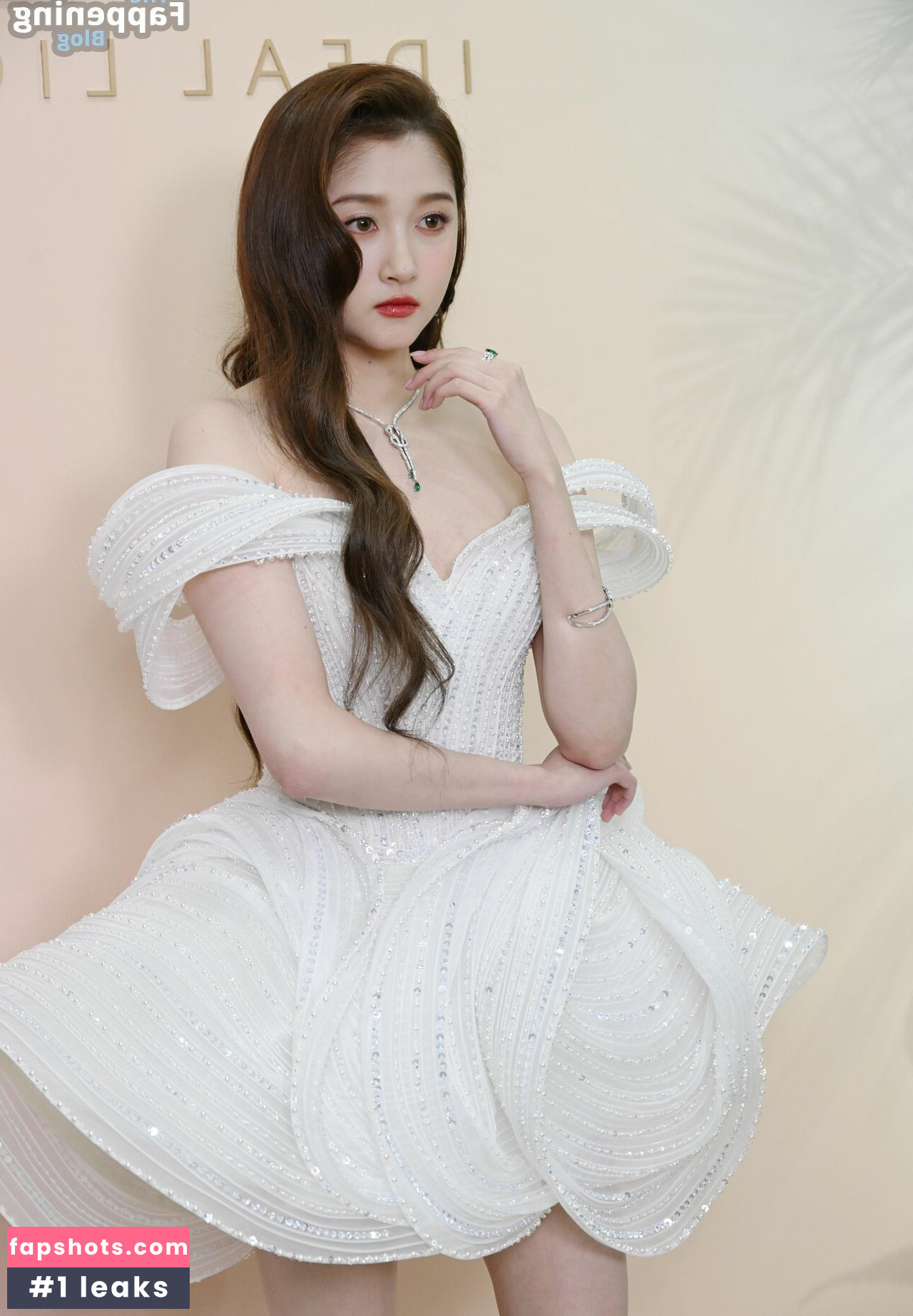 Guan Xiaotong gallery photo #5