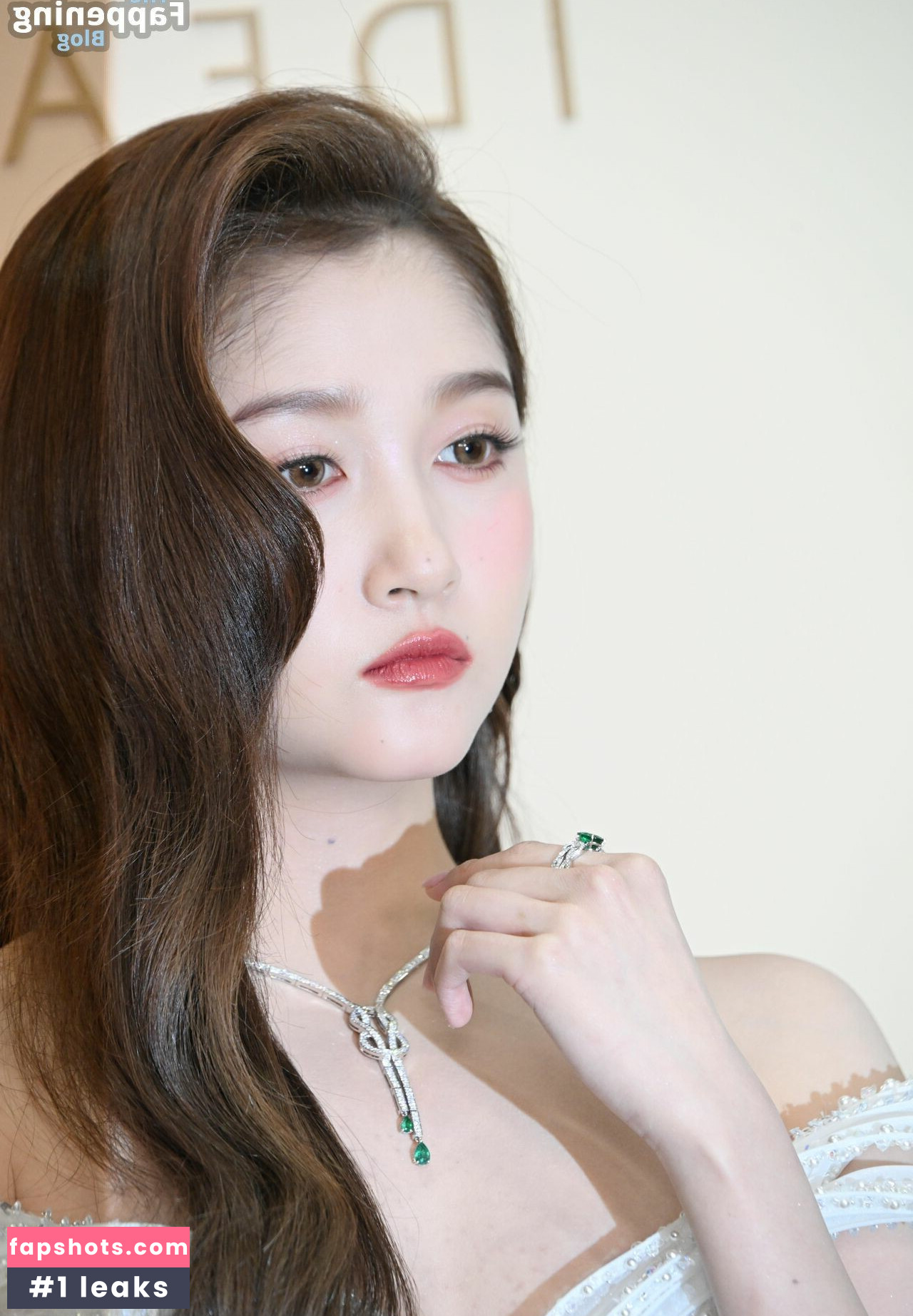 Guan Xiaotong gallery photo #6