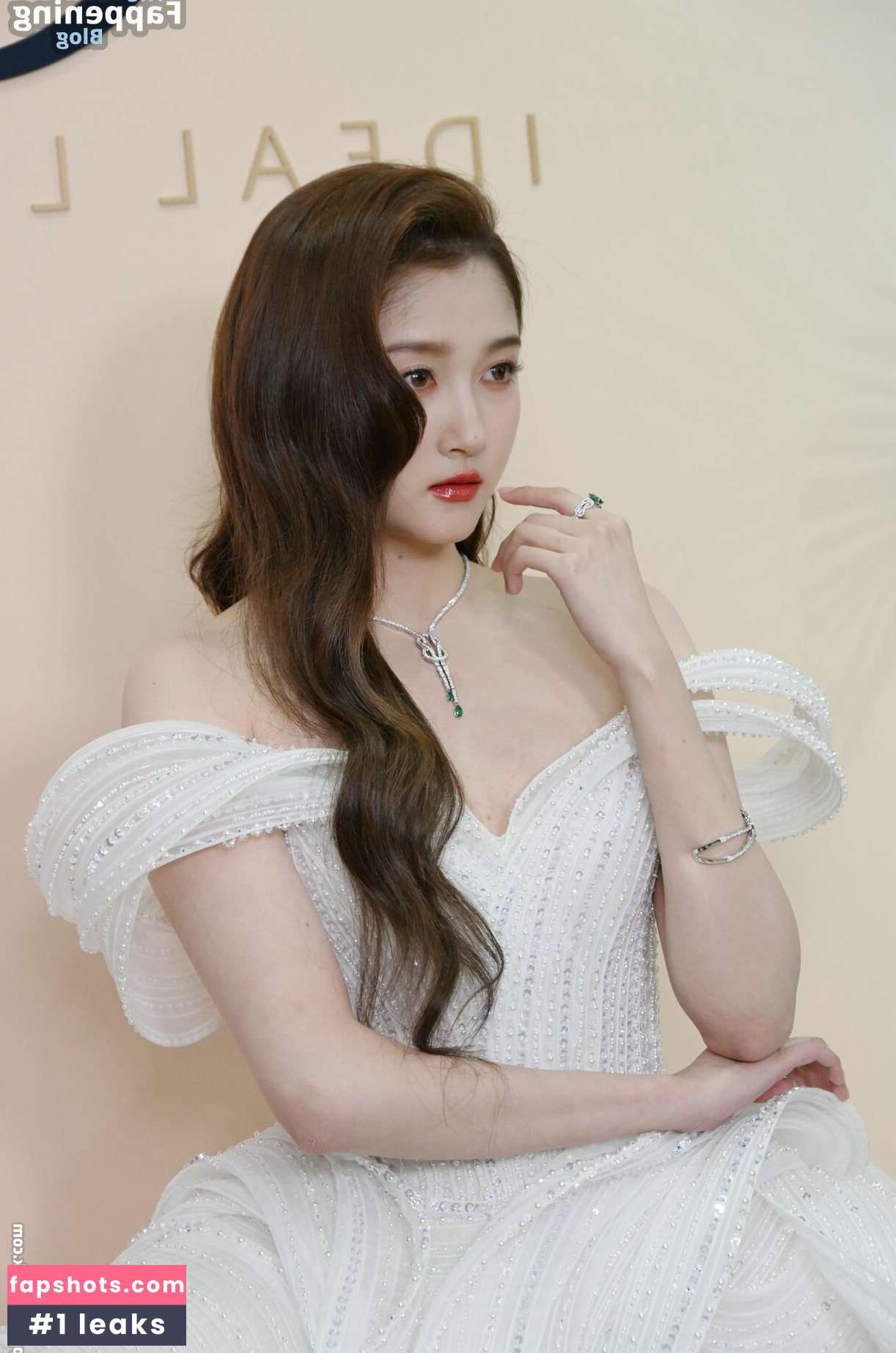 Guan Xiaotong gallery photo #9