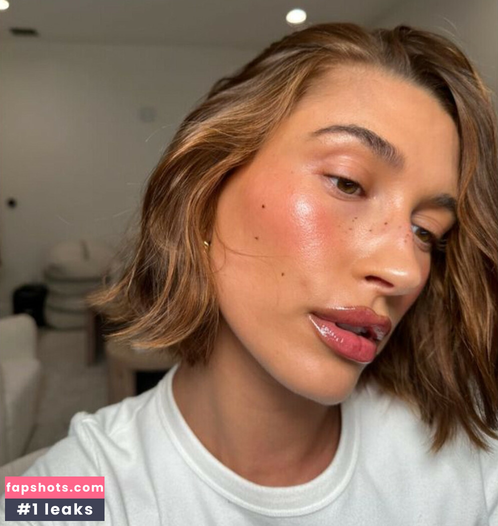 Hailey Baldwin Bieber gallery photo #143