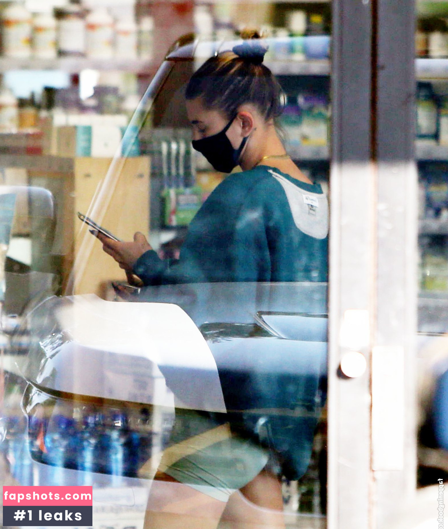 Hailey Baldwin gallery photo #303