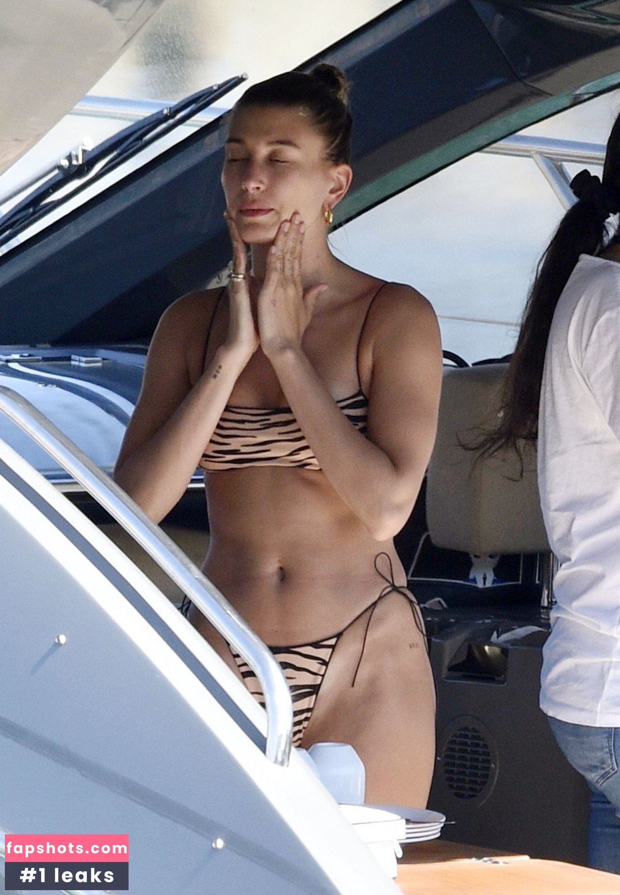 Hailey Baldwin gallery photo #371