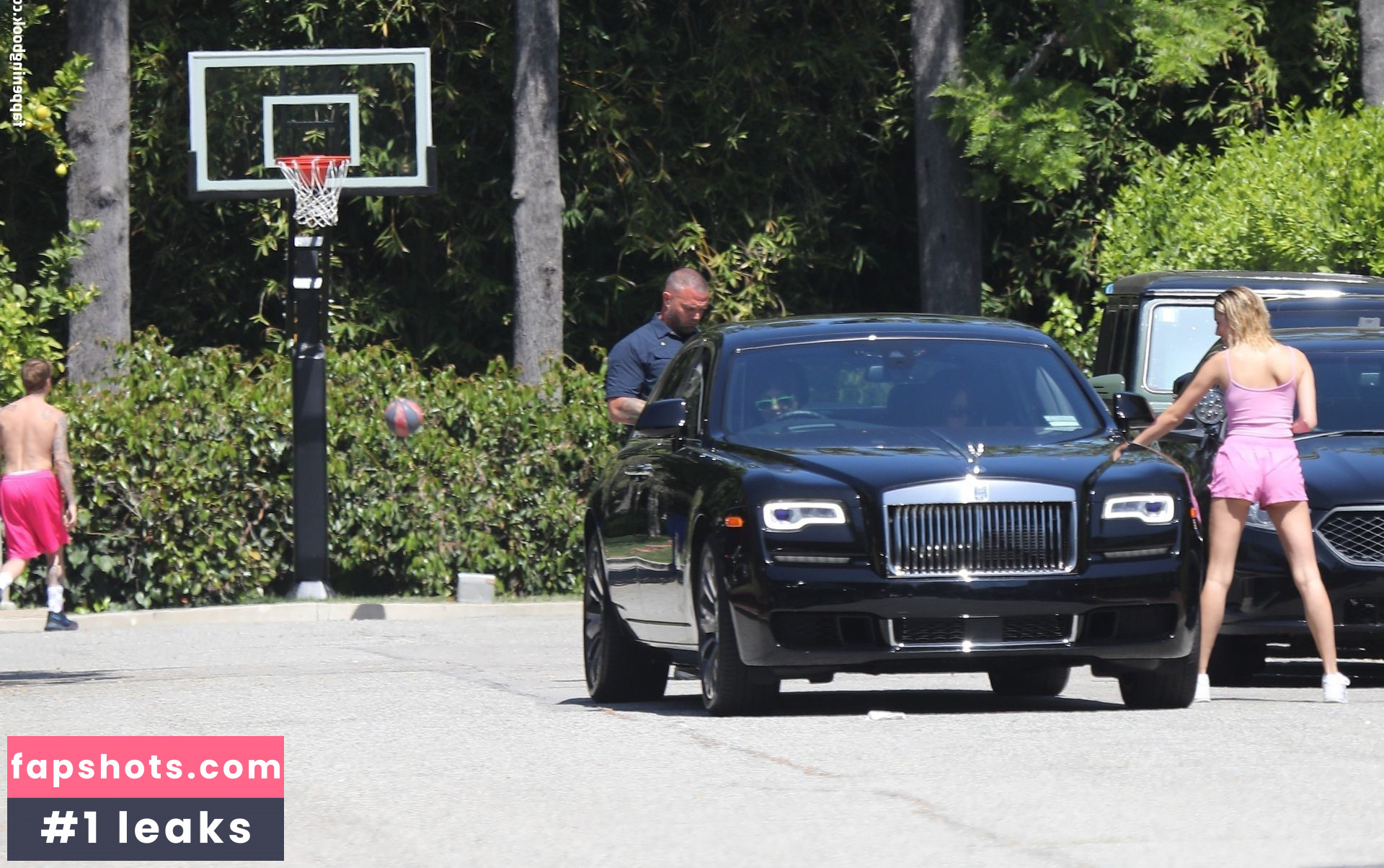 Hailey Baldwin gallery photo #397