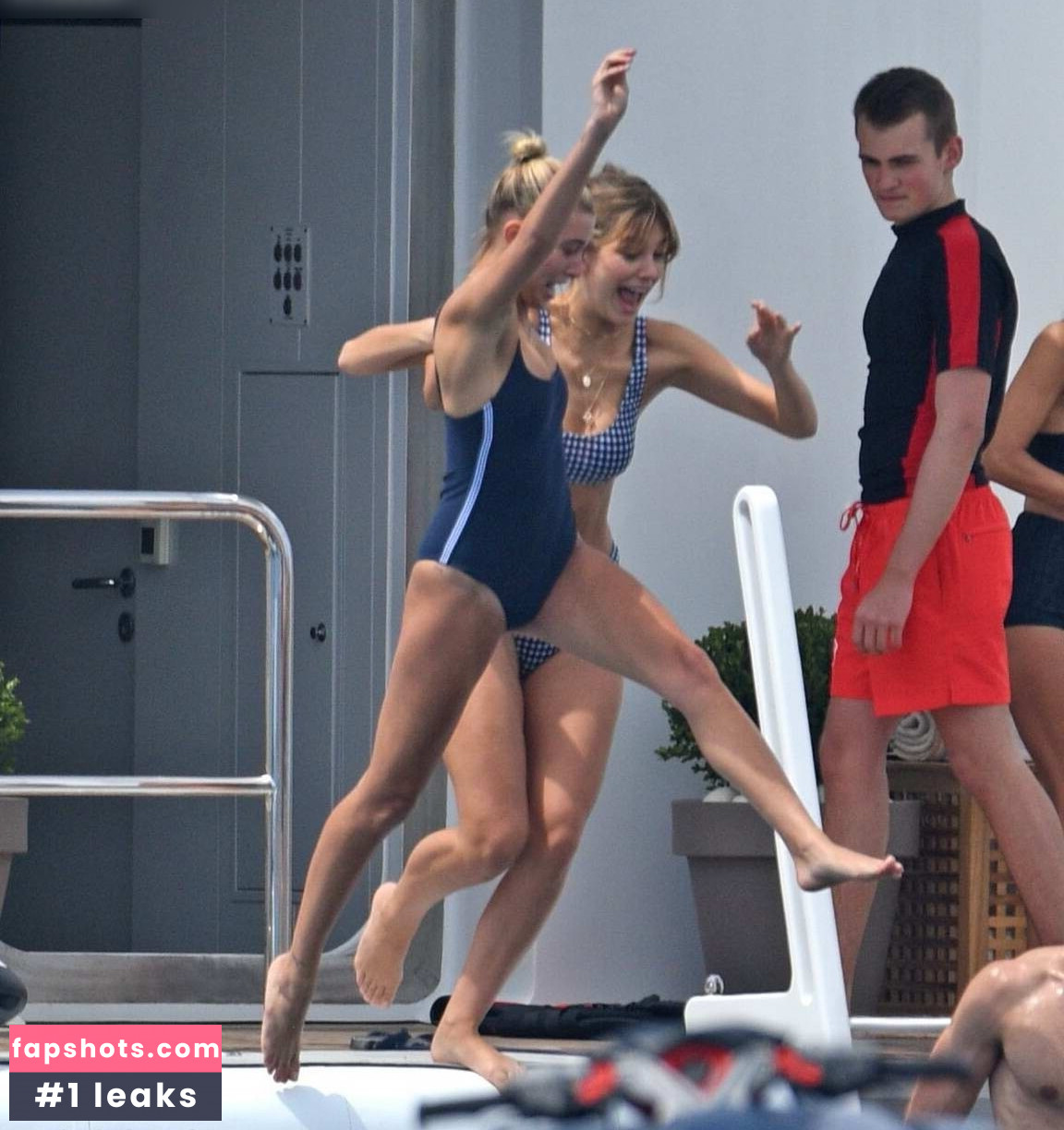 Hailey Bieber gallery photo #123