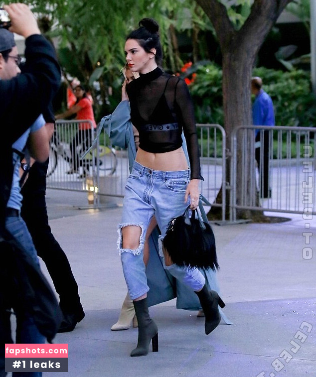 Hailey Bieber gallery photo #20