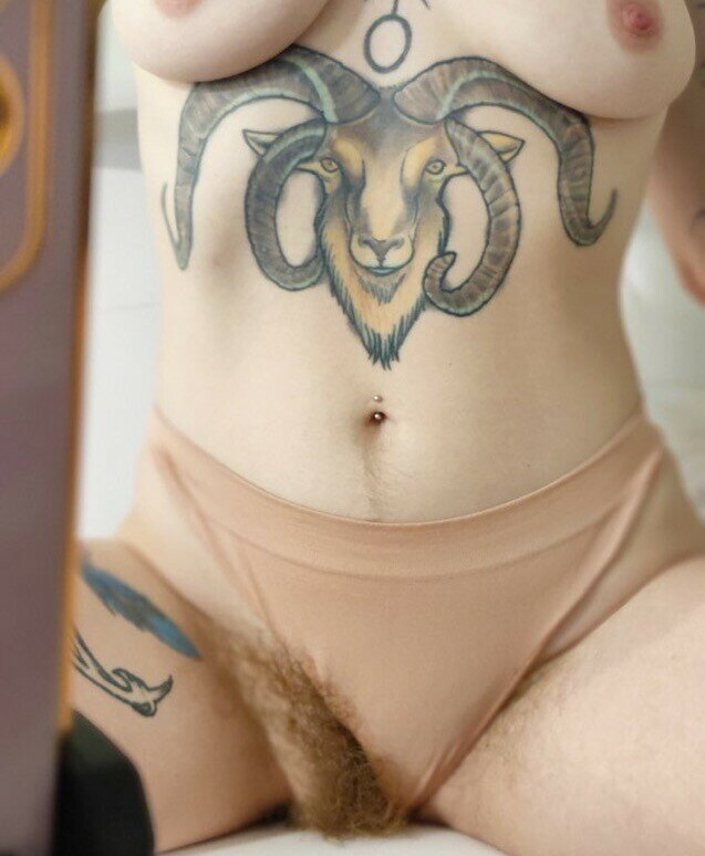 hairy-women gallery photo #1511