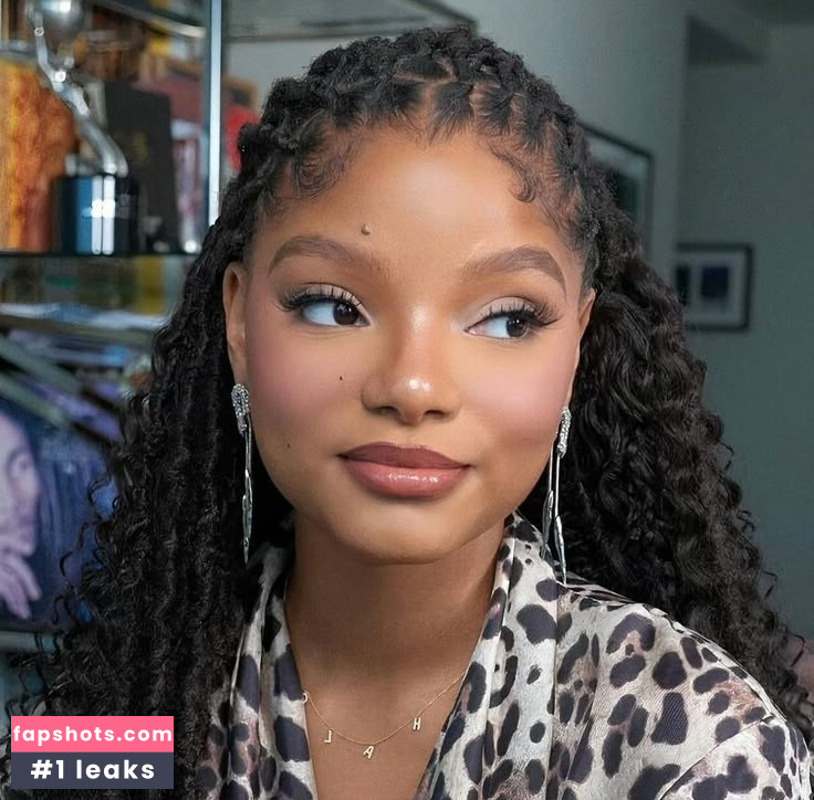 Halle Bailey gallery photo #32