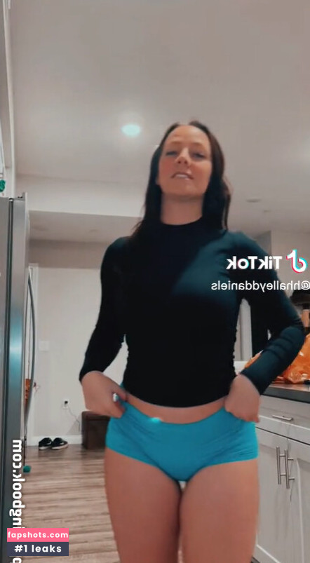 Halley Daniels gallery photo #2