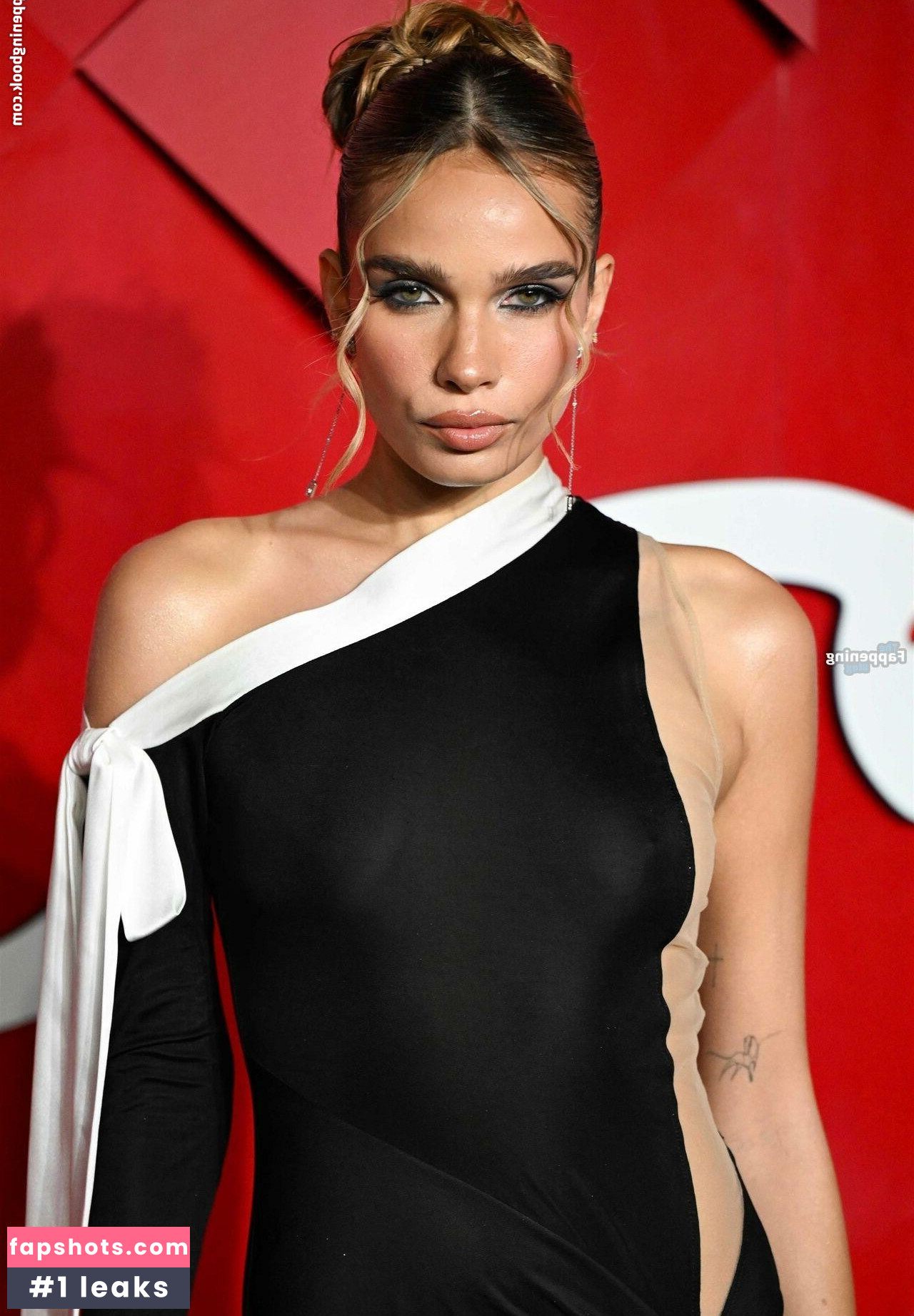 Hana Cross gallery photo #17