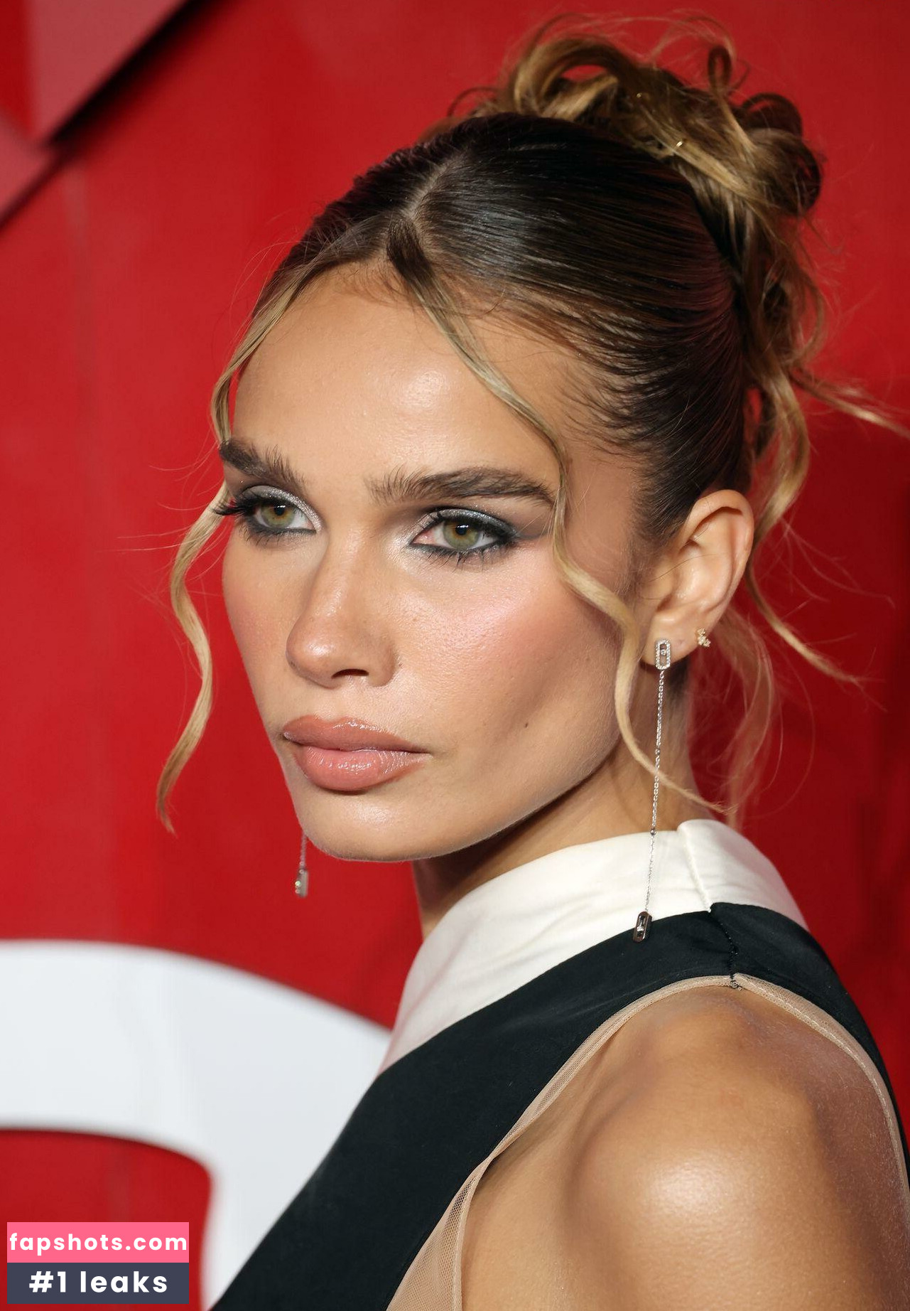 Hana Cross gallery photo #26