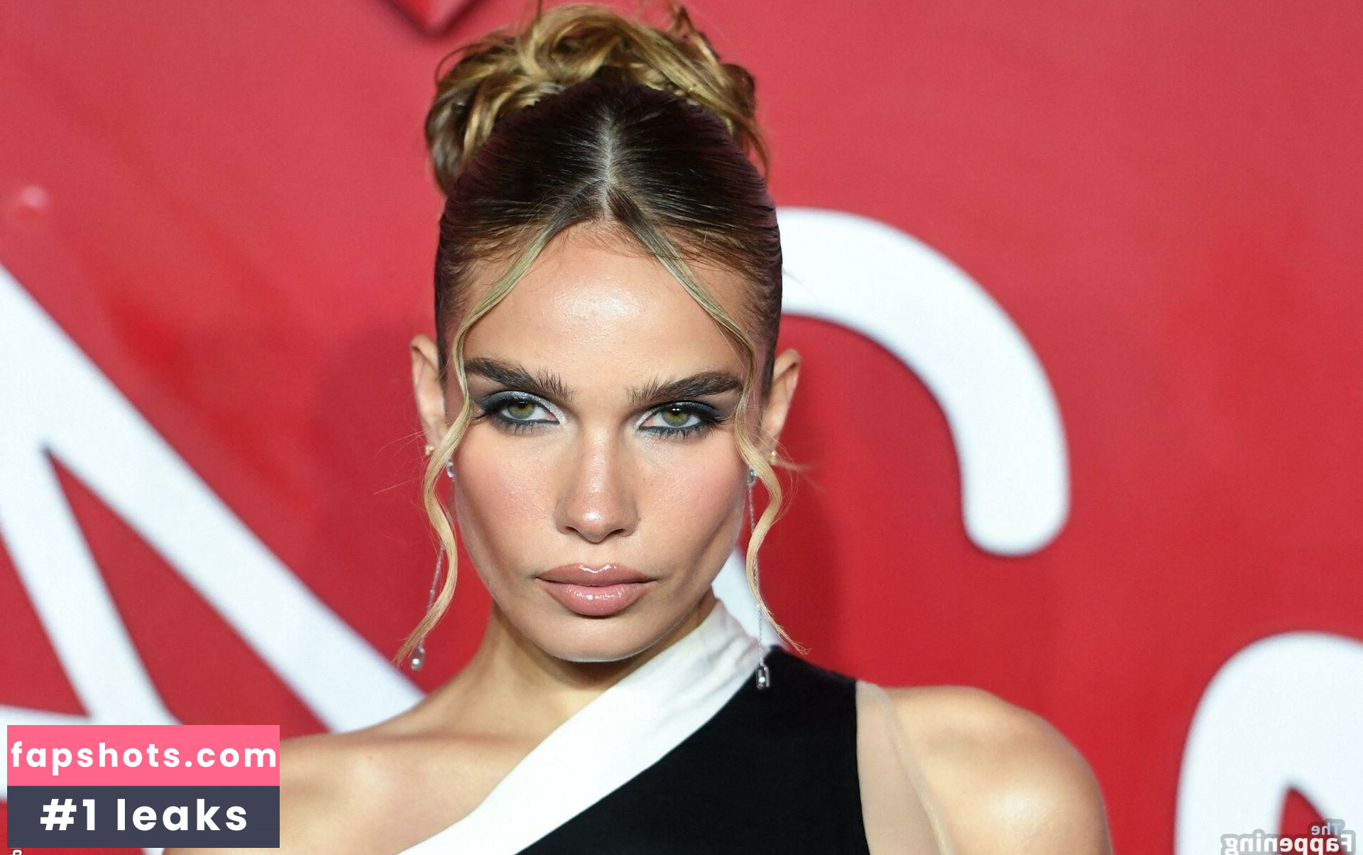 Hana Cross gallery photo #30