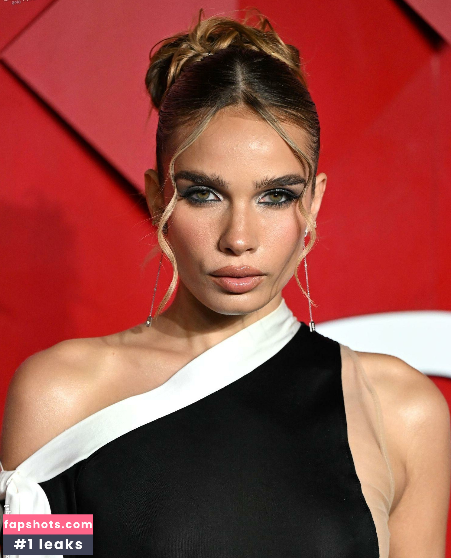 Hana Cross gallery photo #9