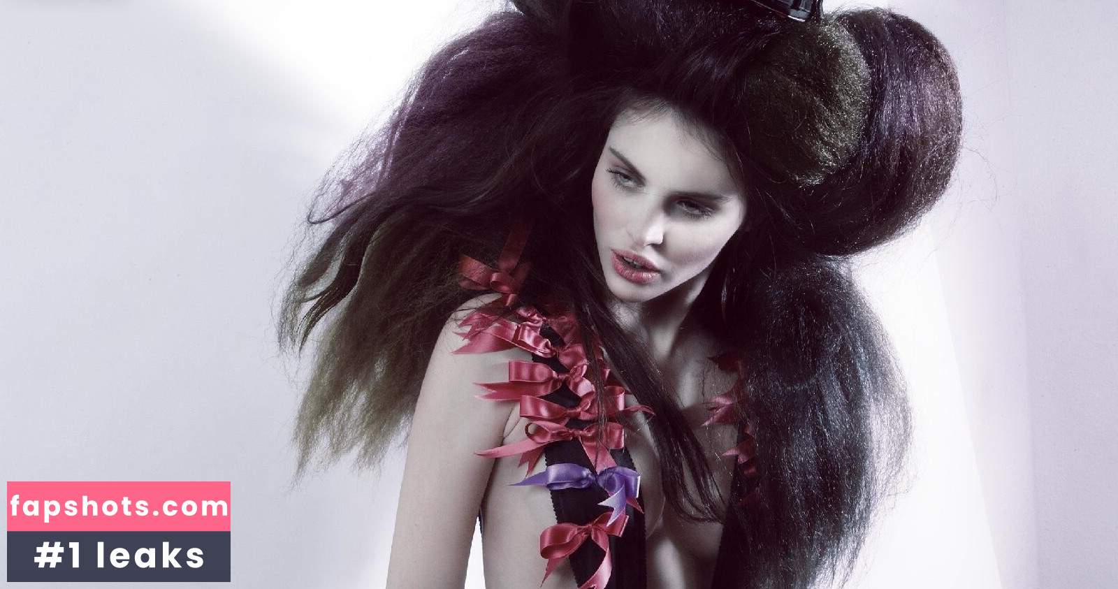 Hana Nitsche gallery photo #2