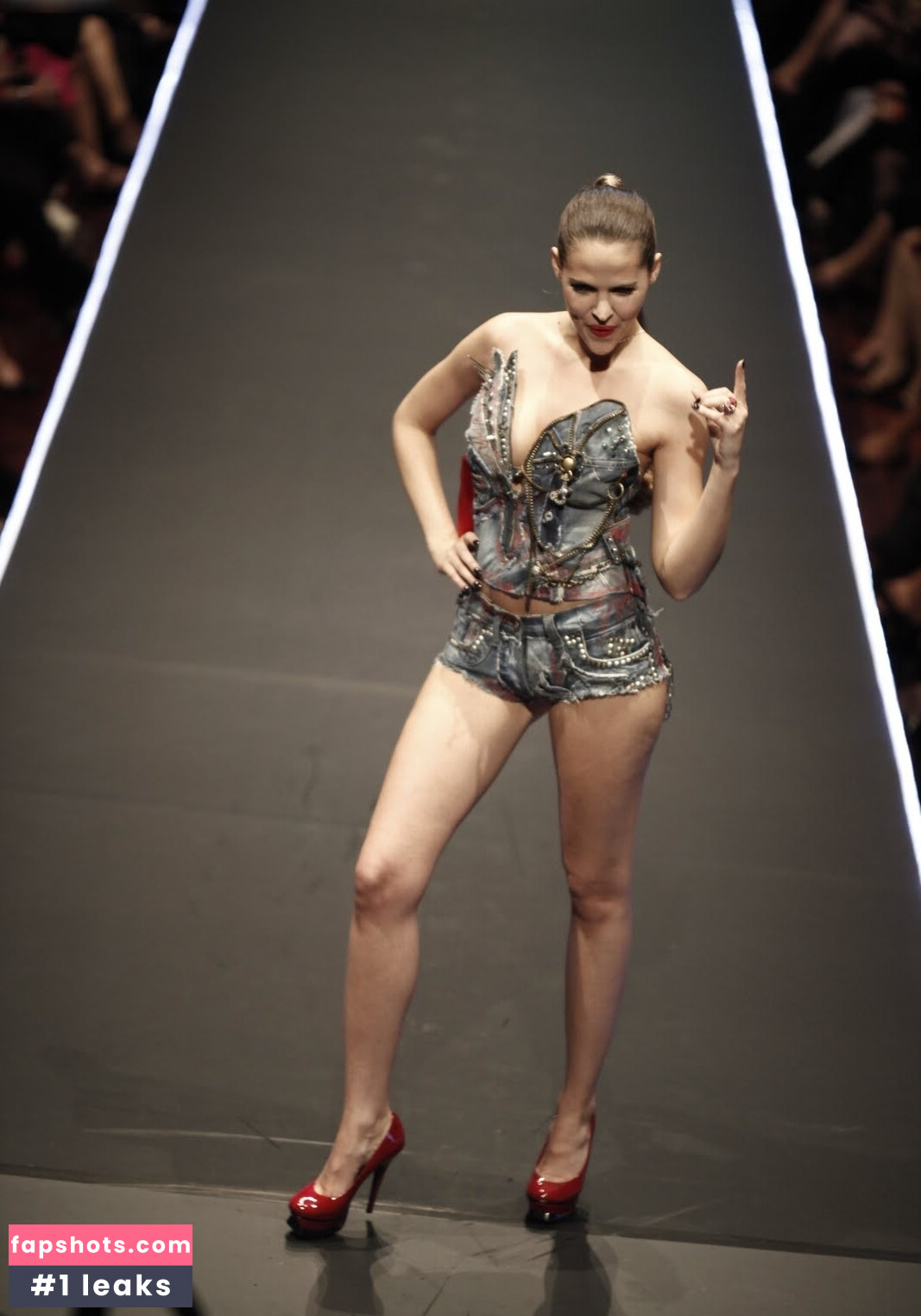 Hana Nitsche gallery photo #38