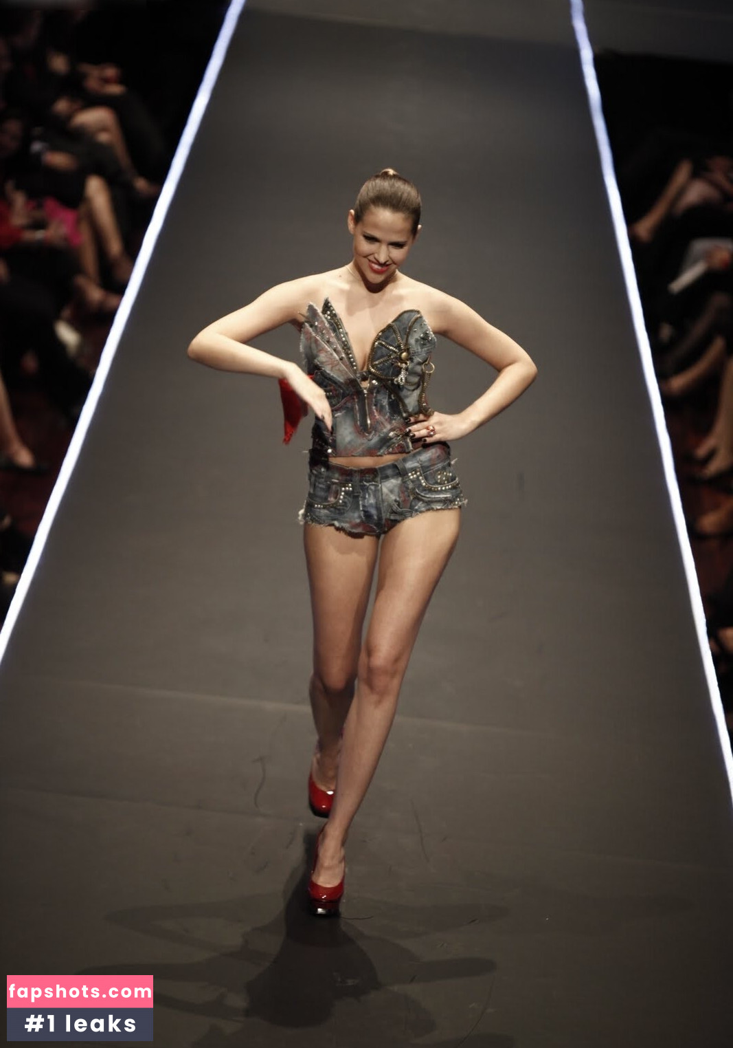 Hana Nitsche gallery photo #39