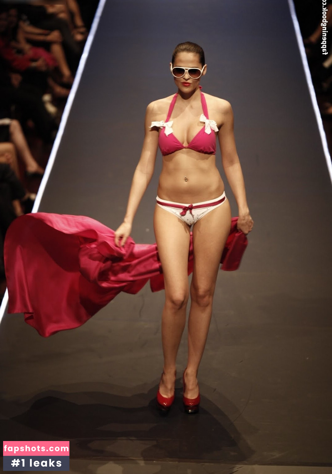 Hana Nitsche gallery photo #40