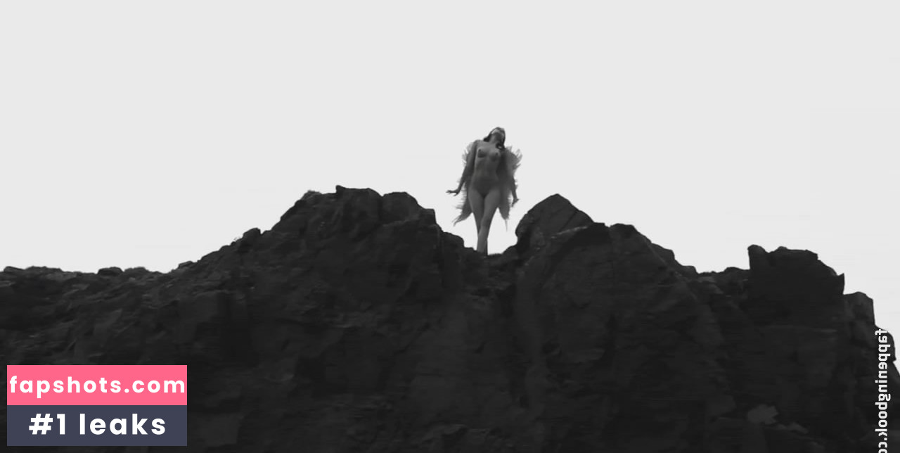 Hana Nitsche gallery photo #94