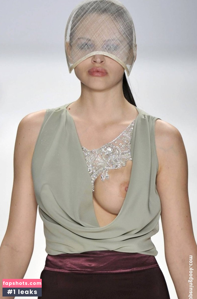 Hana Nitsche gallery photo #95