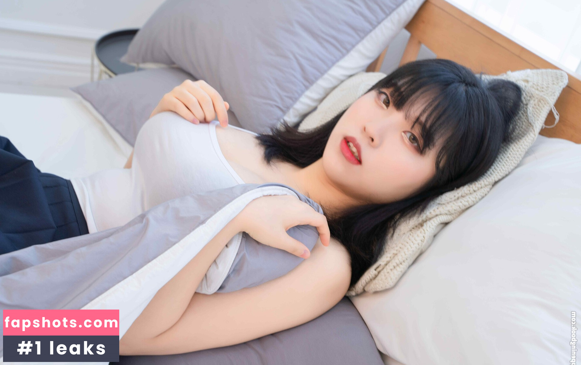 Hana Song gallery photo #16