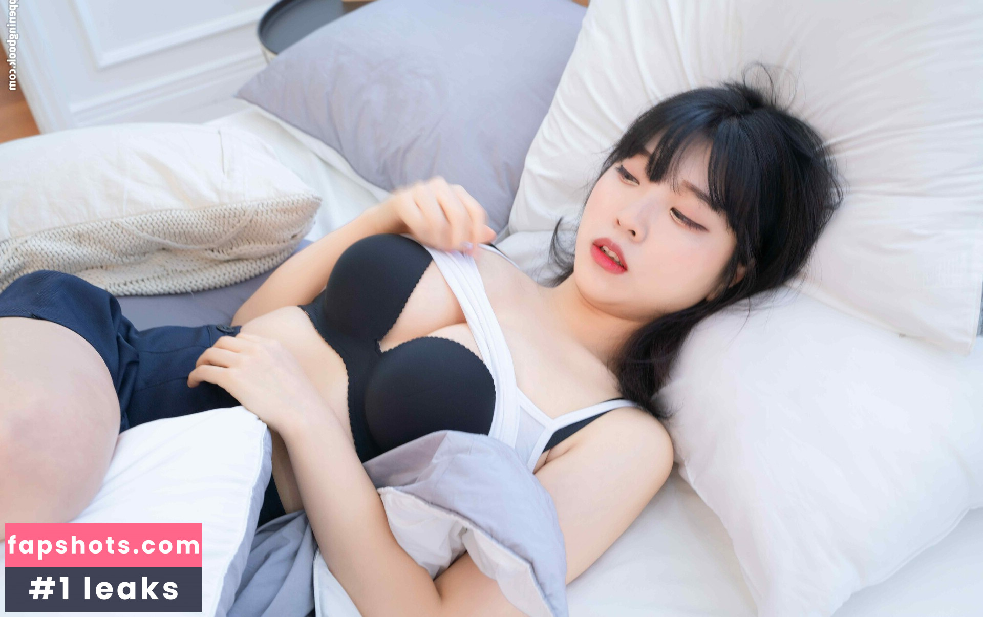 Hana Song gallery photo #17