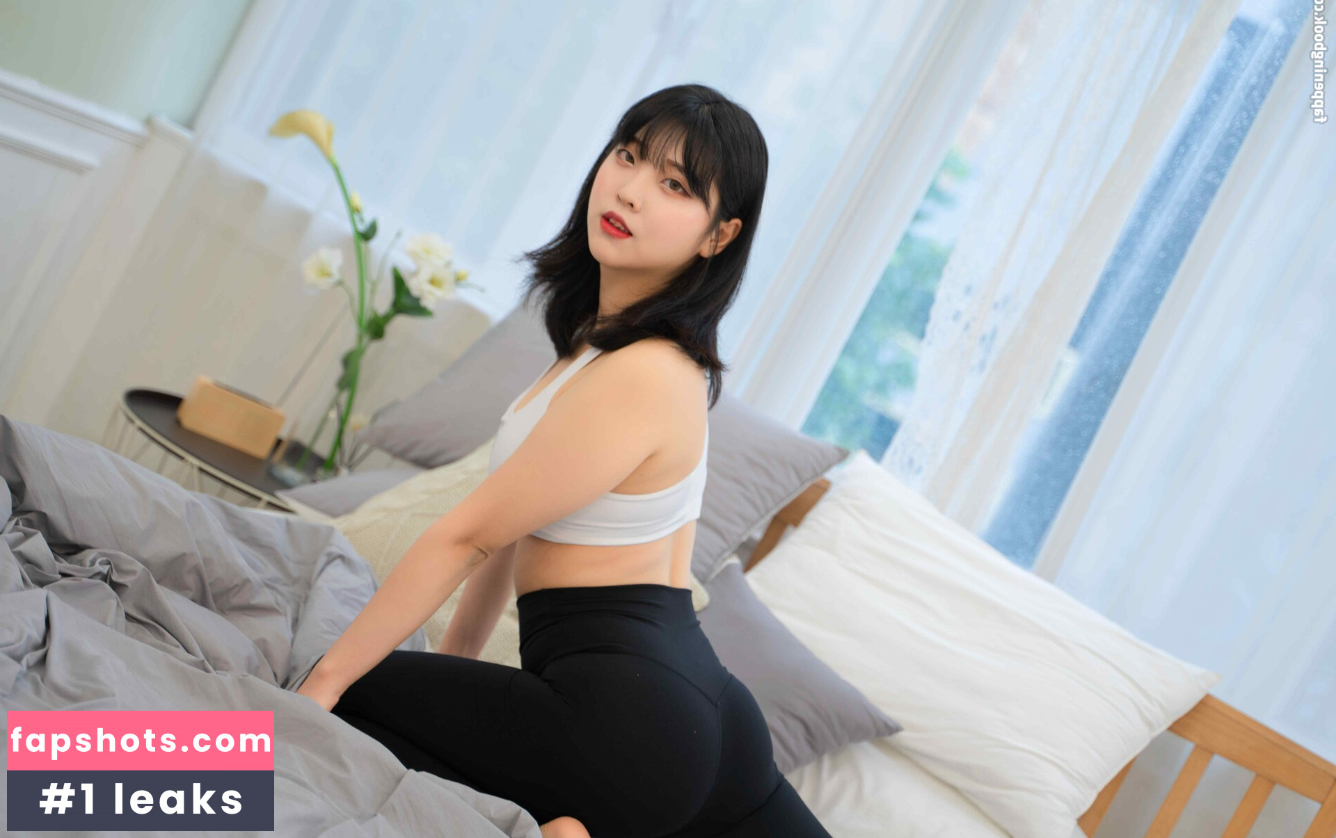 Hana Song gallery photo #3