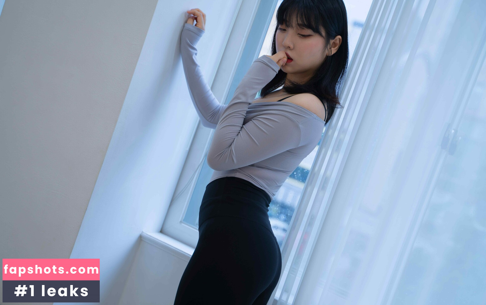 Hana Song gallery photo #29
