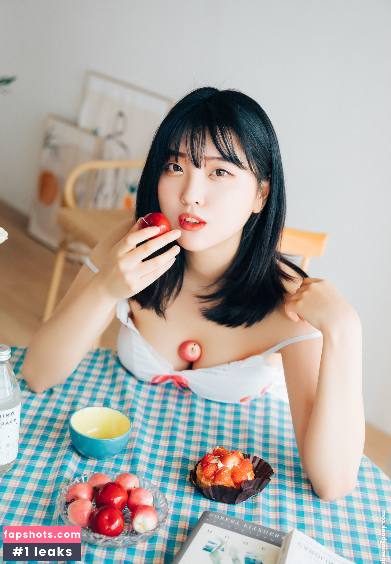 Hana Song gallery photo #81