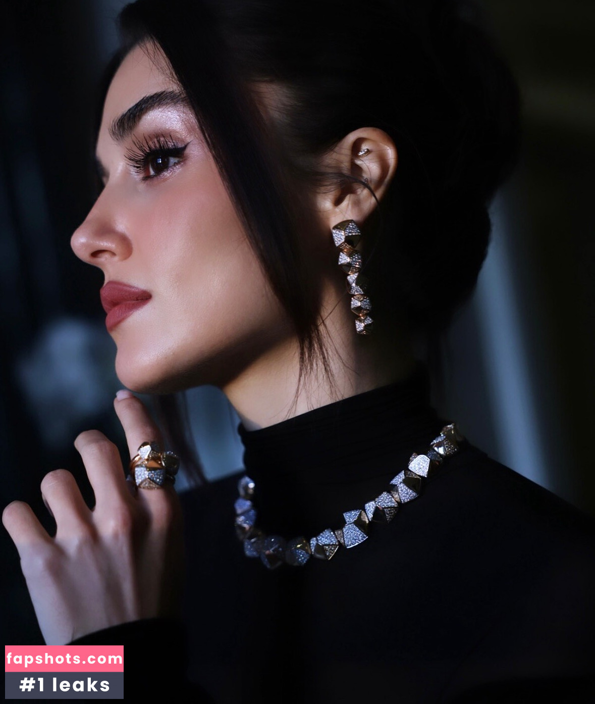 Hande Ercel gallery photo #12