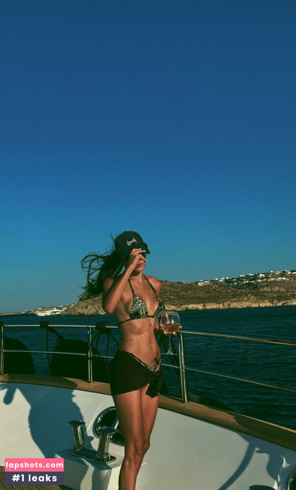 Hande Ercel gallery photo #23