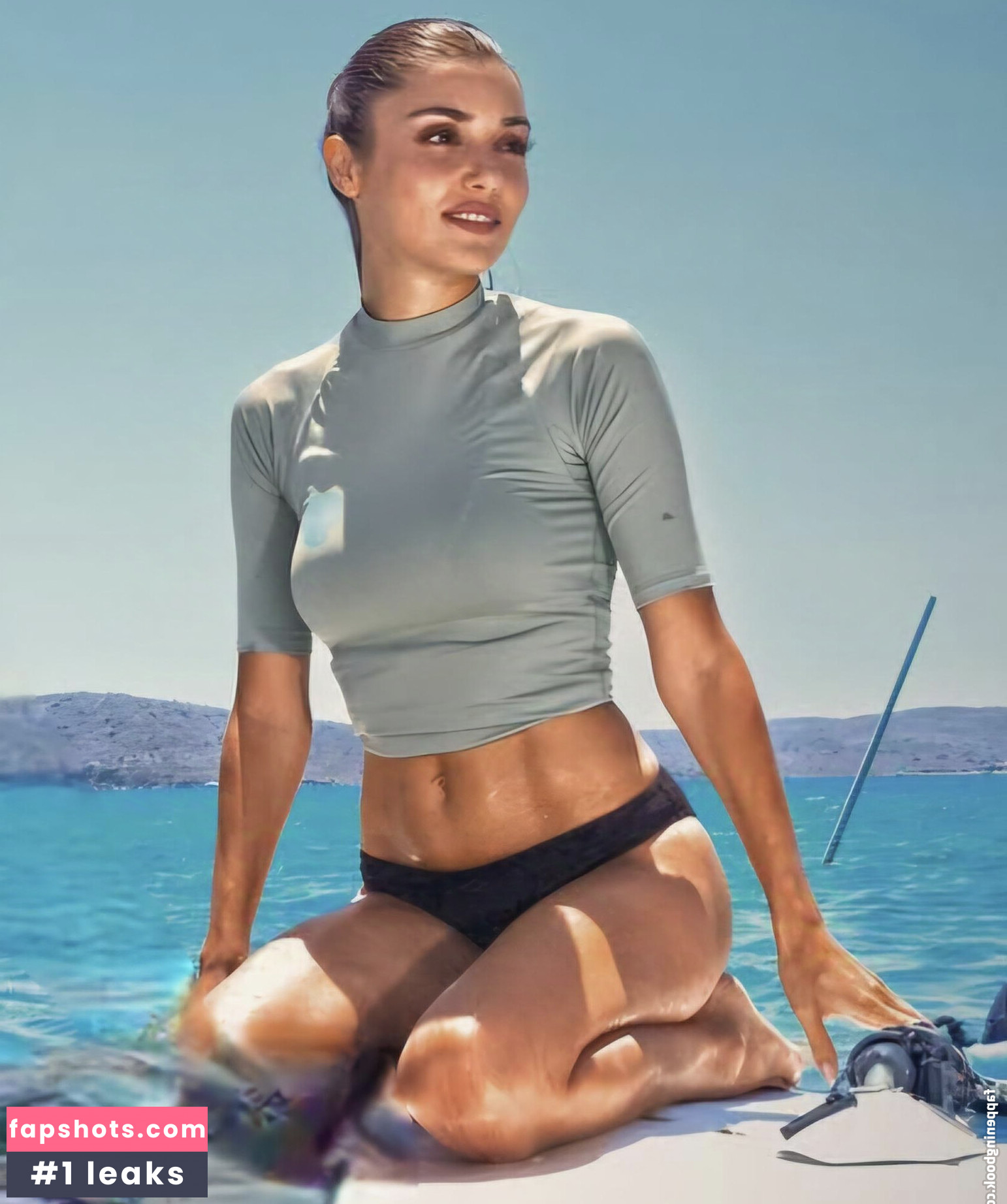 Hande Ercel gallery photo #37