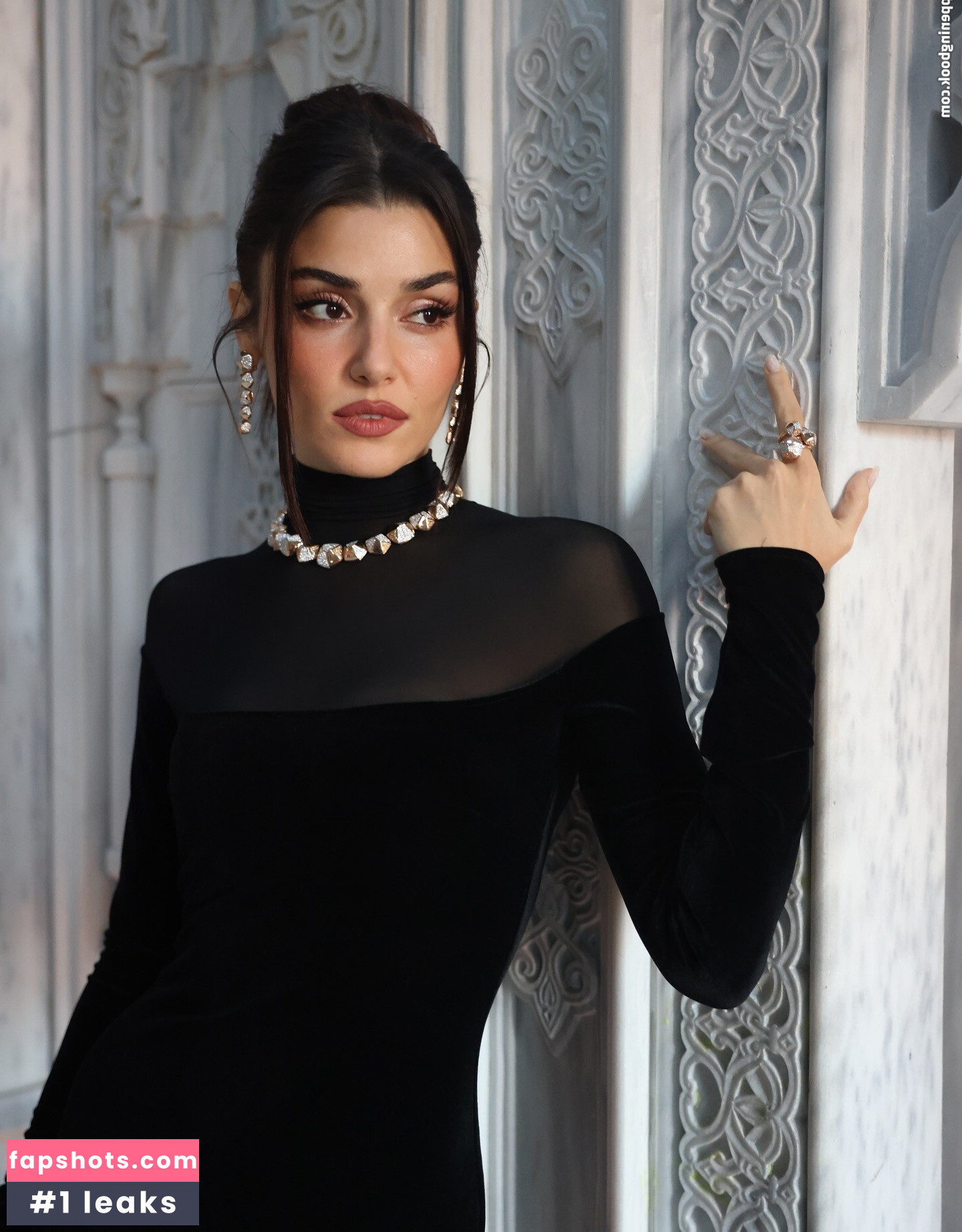 Hande Ercel gallery photo #5