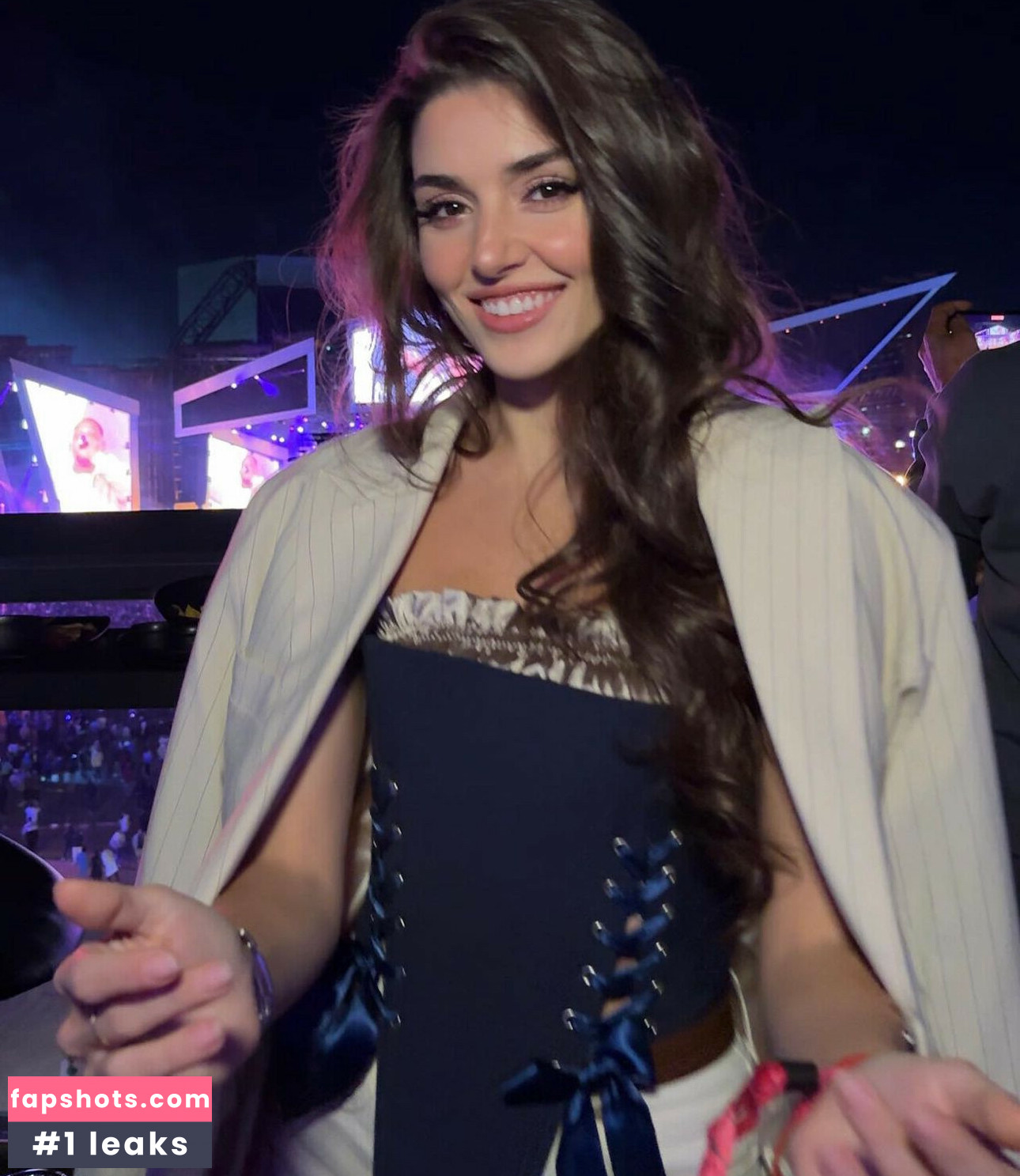 Hande Ercel gallery photo #50