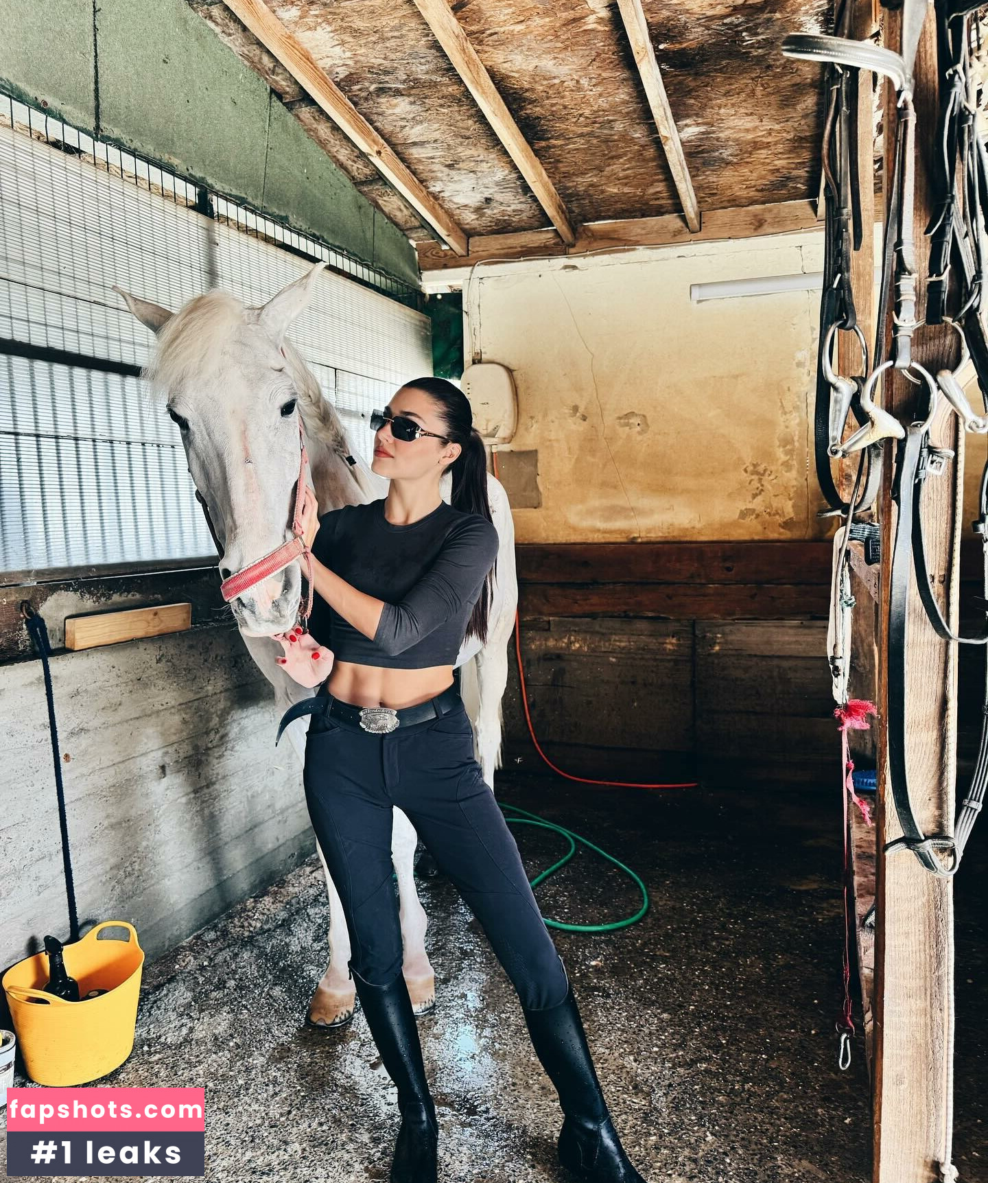 Hande Ercel gallery photo #55