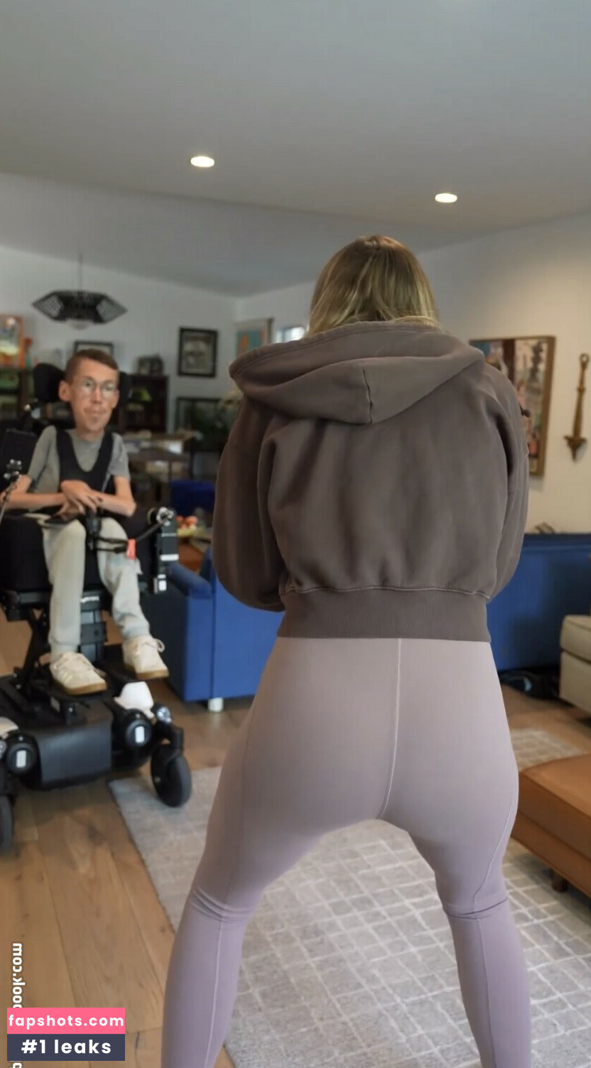 Hannah Alyward nude babe gallery