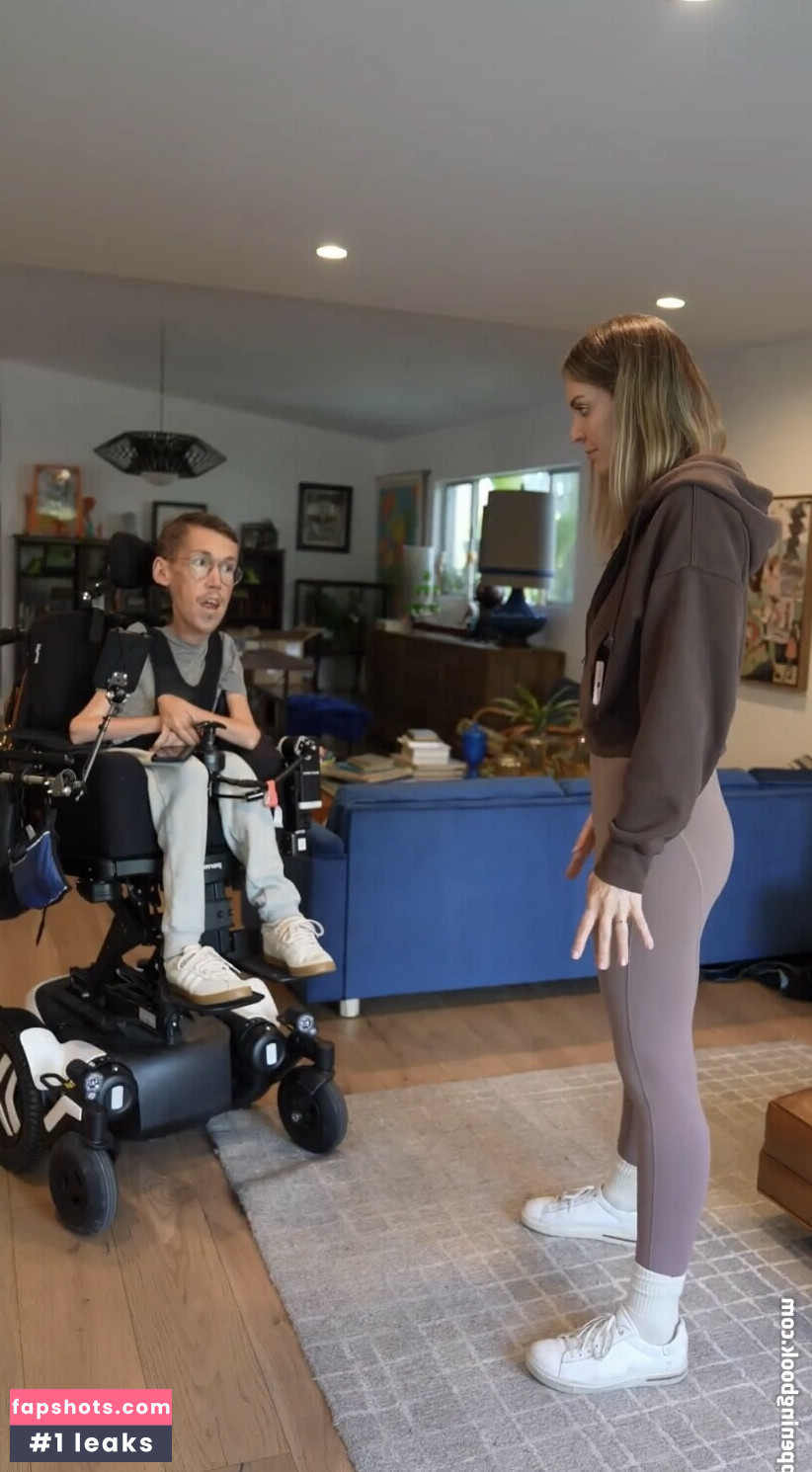 Hannah Alyward gallery photo #16