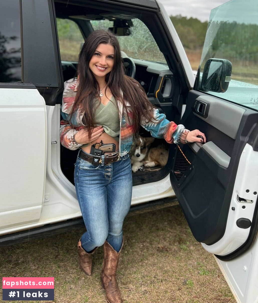 Hannah Barron nude babe gallery